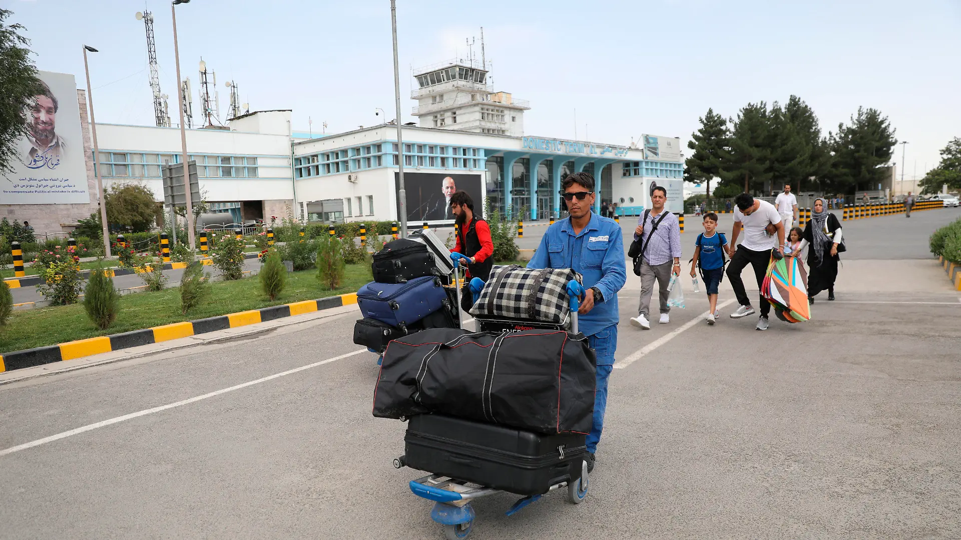 14.08.2021, Afghanistan, Kabul: Passagiere gehen zum Abflugterminal des internationalen Flughafens Hamid Karzai in Kabul. Die militant-islamistischen Taliban setzen ihren Vormarsch in Afghanistan fort und rücken dabei immer näher an die Hauptstadt Kabul heran. Foto: Rahmat Gul/AP/dpa +++ dpa-Bildfunk +++