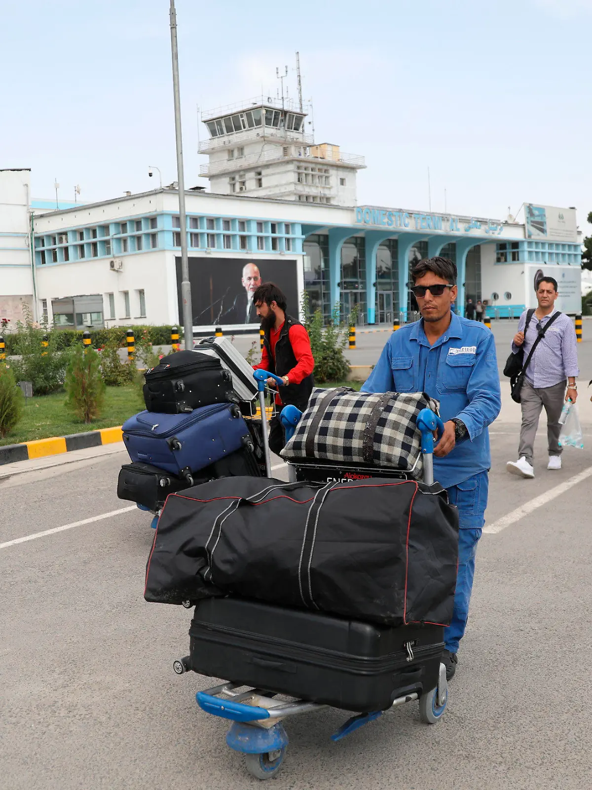 14.08.2021, Afghanistan, Kabul: Passagiere gehen zum Abflugterminal des internationalen Flughafens Hamid Karzai in Kabul. Die militant-islamistischen Taliban setzen ihren Vormarsch in Afghanistan fort und rücken dabei immer näher an die Hauptstadt Kabul heran. Foto: Rahmat Gul/AP/dpa +++ dpa-Bildfunk +++