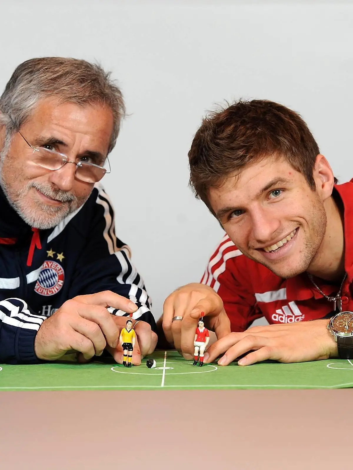  Zwei Stürmergenerationen des FC Bayern München: Gerd Müller li. spielt mit Namensvetter  Thomas Müller Tipp Kick , PUBLICATIONxNOTxINxAUTxSUI