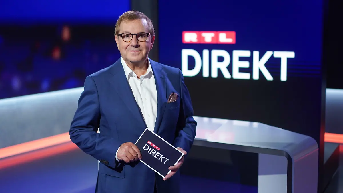 12.08.2021, Berlin: Der Moderator Jan Hofer steht im Studio der Nachrichtensendung «RTL Direkt». Ab dem 16. August 2021 wird er zeitgleich zu den «Tagesthemen» bei RTL auf Sendung sein - immer montags bis donnerstags (jeweils 22:15 Uhr). Im Wechsel werden Hofer und die Moderatorin Pinar Atalay das 20 Minuten lange Nachrichtenformat präsentieren. Foto: Jörg Carstensen/dpa +++ dpa-Bildfunk +++