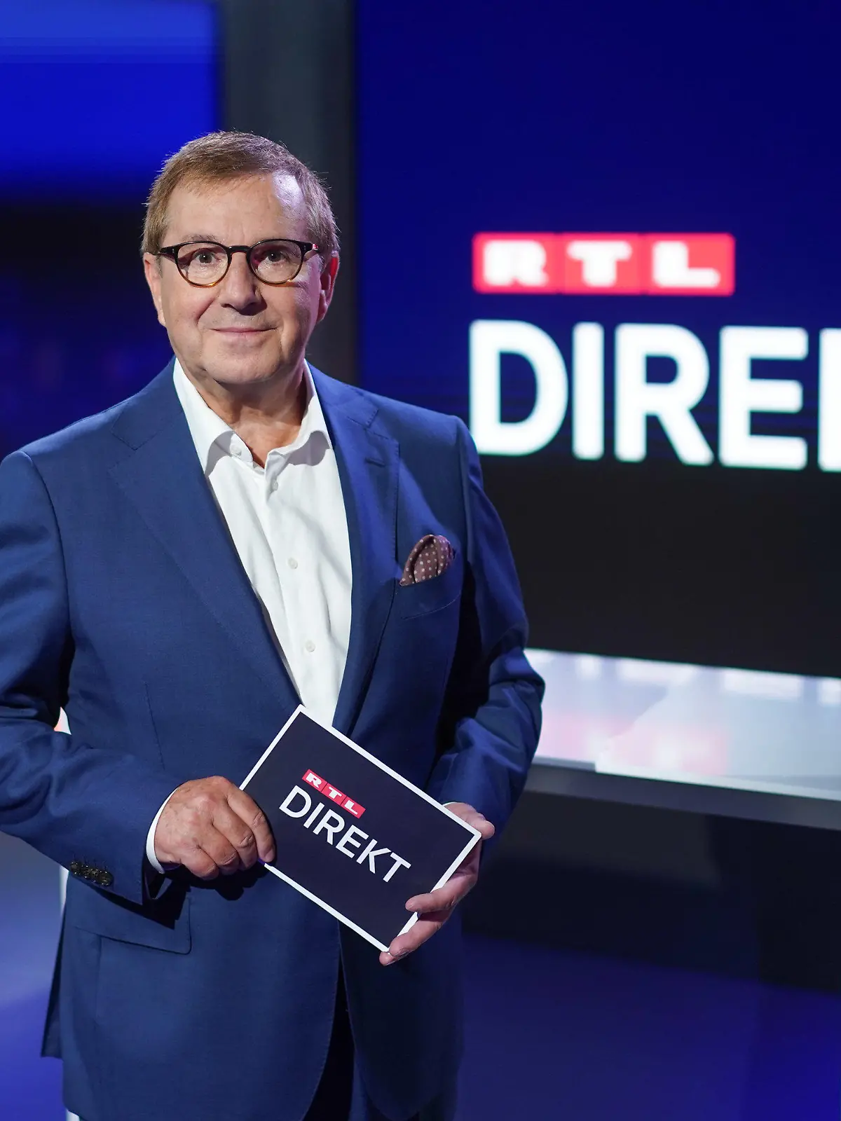 12.08.2021, Berlin: Der Moderator Jan Hofer steht im Studio der Nachrichtensendung «RTL Direkt». Ab dem 16. August 2021 wird er zeitgleich zu den «Tagesthemen» bei RTL auf Sendung sein - immer montags bis donnerstags (jeweils 22:15 Uhr). Im Wechsel werden Hofer und die Moderatorin Pinar Atalay das 20 Minuten lange Nachrichtenformat präsentieren. Foto: Jörg Carstensen/dpa +++ dpa-Bildfunk +++