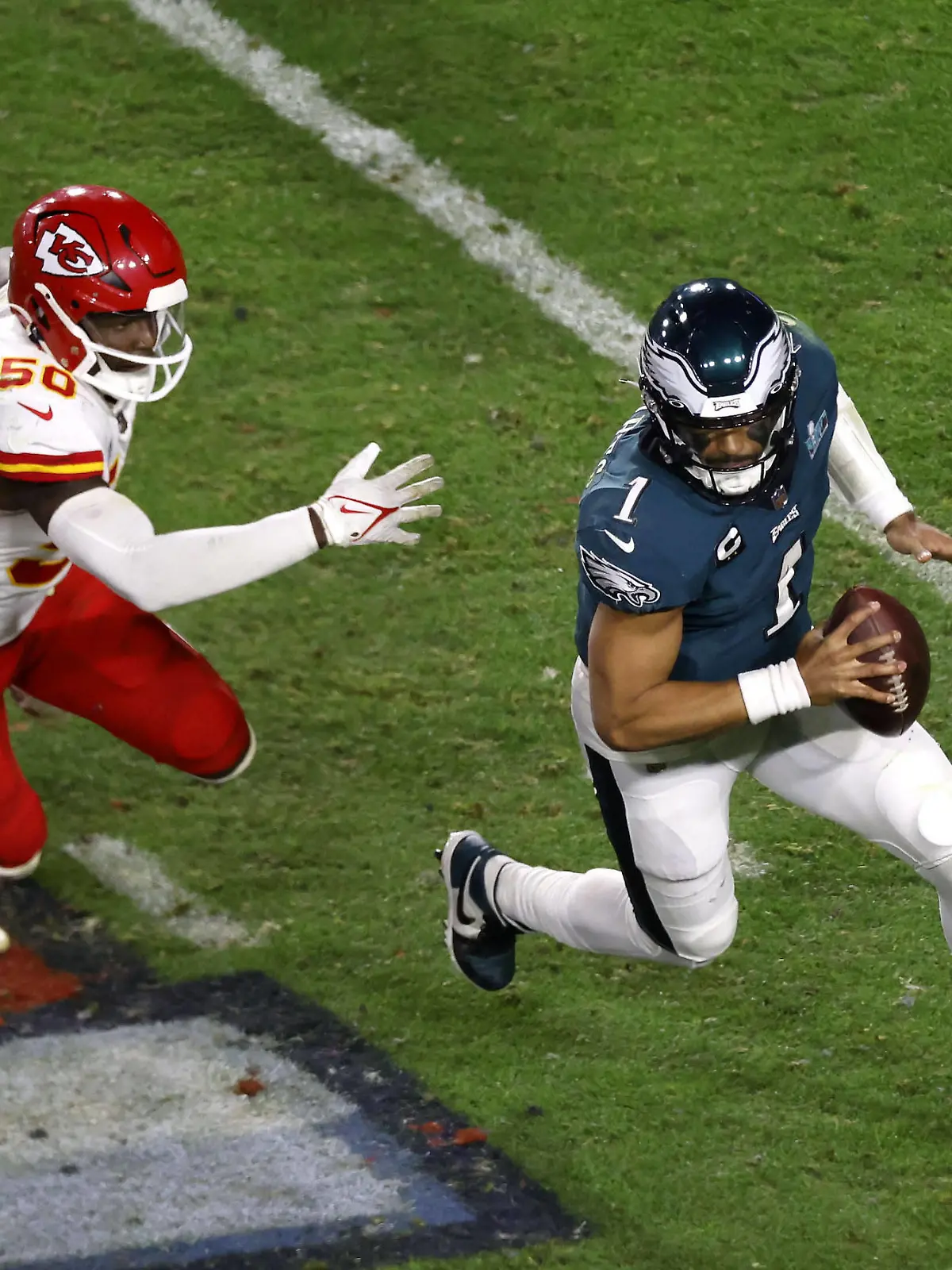 Philadelphia Eagles quarterback Jalen Hurts 1 during the NFL, American Football Herren, USA Super Bowl 57 LVII football game between the Philadelphia Eagles and the Kansas City Chiefs in Glendale, AZ on Feb 12, 2023 /CSM. Glendale United States of America - ZUMAc04_ 20230212_zaf_c04_169 Copyright: xCharlesxBausx