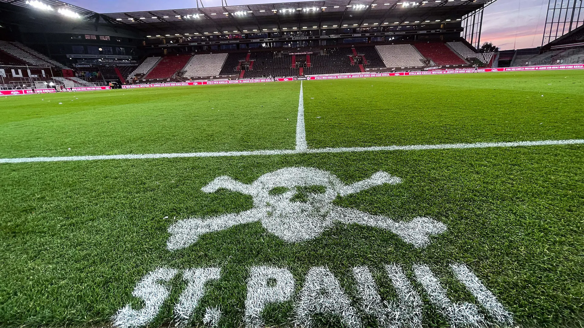 13.08.2021, Hamburg: Fußball: 2. Bundesliga, FC St. Pauli - Hamburger SV, 3. Spieltag im Millerntor-Stadion. Das Logo von St.Pauli ist an der Mittellinie vor den Trainerbänken auf den Rasen gesprüht. Foto: Christian Charisius/dpa - WICHTIGER HINWEIS: Gemäß den Vorgaben der DFL Deutsche Fußball Liga bzw. des DFB Deutscher Fußball-Bund ist es untersagt, in dem Stadion und/oder vom Spiel angefertigte Fotoaufnahmen in Form von Sequenzbildern und/oder videoähnlichen Fotostrecken zu verwerten bzw. verwerten zu lassen. +++ dpa-Bildfunk +++