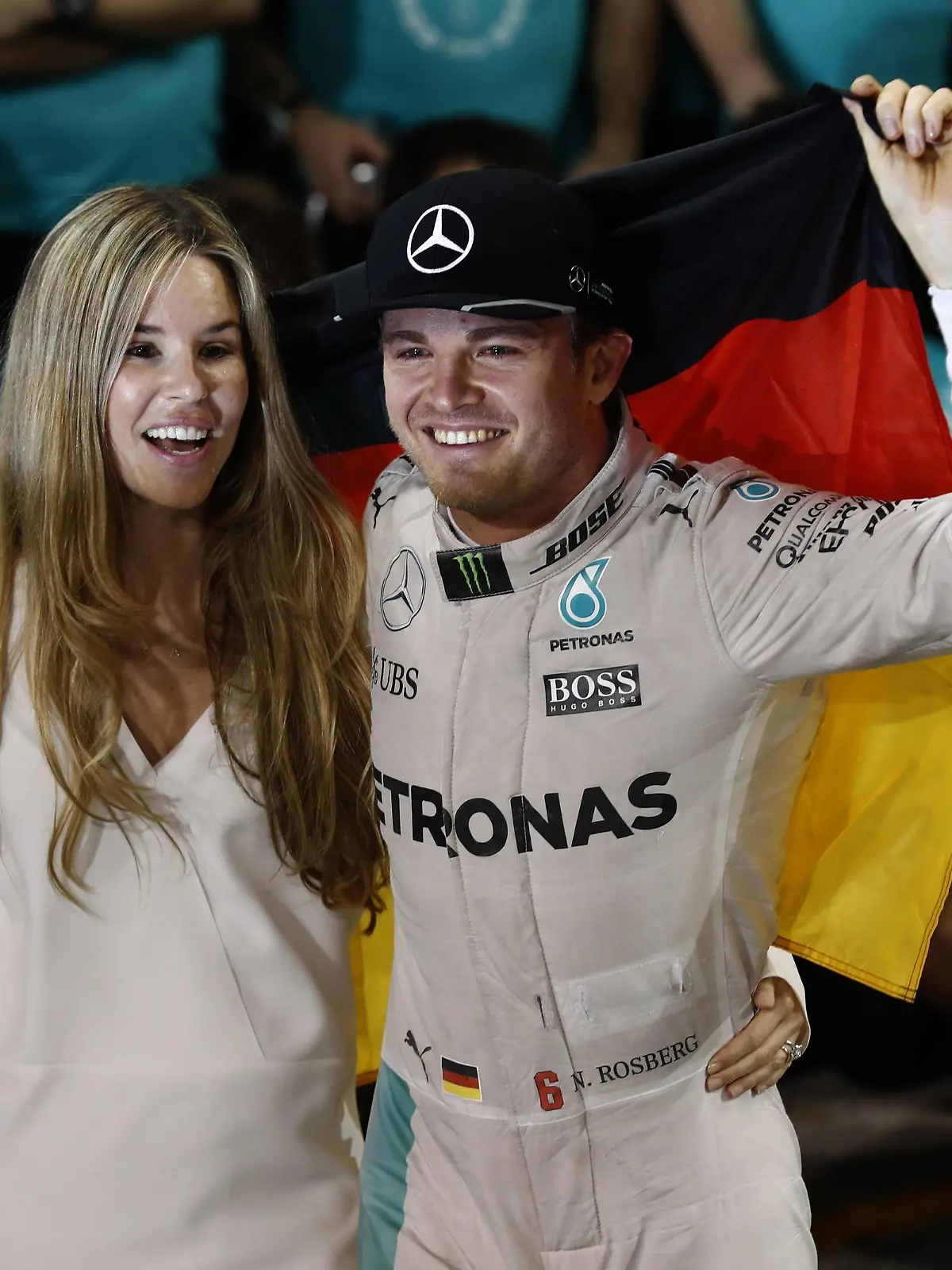 Yas Marina Circuit, Abu Dhabi, United Arab Emirates. Sunday 27 November 2016. Nico Rosberg, Mercedes AMG, 2nd Position, celebrates becoming World Champion with his team and his wife Vivian. World _X4I5928 PUBLICATIONxINxGERxSUIxAUTxHUNxONLY

Yas Marina Circuit Abu Dhabi United Arab Emirates Sunday 27 November 2016 Nico Rosberg Mercedes AMG 2nd Position Celebrates Becoming World Champion with His team and His wife Vivian World  PUBLICATIONxINxGERxSUIxAUTxHUNxONLY  
