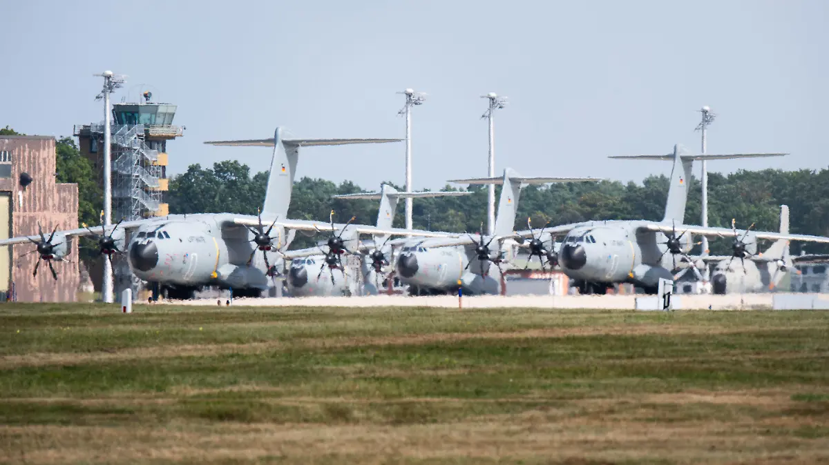 15.08.2021, Niedersachsen, Wunstorf: Transportflugzeuge vom Typ Airbus A400M der Luftwaffe stehen auf dem Fliegerhorst Wunstorf in der Region Hannover. Angesichts des rasanten Vormarschs der Taliban in Afghanistan will die Bundeswehr am Montag (16.08.2021) mit der Evakuierung deutscher Staatsbürger und afghanischer Ortskräfte aus Kabul beginnen. (ACHTUNG: Bestmögliche Qualität durch Hitzeflimmern) Foto: Julian Stratenschulte/dpa +++ dpa-Bildfunk +++