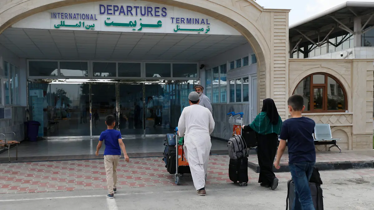 14.08.2021, Afghanistan, Kabul: Passagiere betreten das Abflugterminal des internationalen Flughafens Hamid Karzai in Kabul. Die militant-islamistischen Taliban setzen ihren Vormarsch in Afghanistan fort und rücken dabei immer näher an die Hauptstadt Kabul heran. Foto: Rahmat Gul/AP/dpa +++ dpa-Bildfunk +++