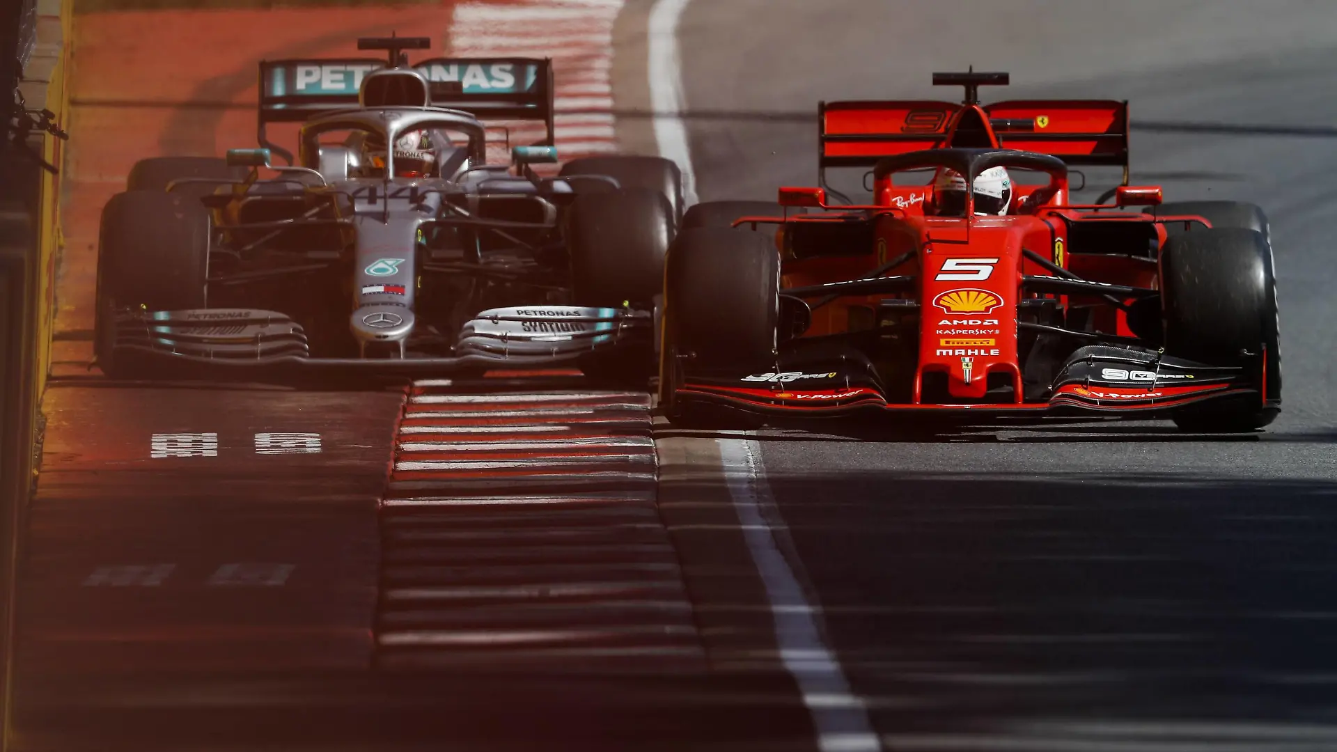 2019 Canadian GP CIRCUIT GILLES-VILLENEUVE, CANADA - JUNE 09: Sebastian Vettel, Ferrari SF90 and Lewis Hamilton, Mercedes AMG F1 W10 battle during the Canadian GP at Circuit Gilles-Villeneuve on June 09, 2019 in Circuit Gilles-Villeneuve, Canada. (Photo by Zak Mauger / LAT Images) Images) PUBLICATIONxINxGERxSUIxAUTxHUNxONLY _56I7884