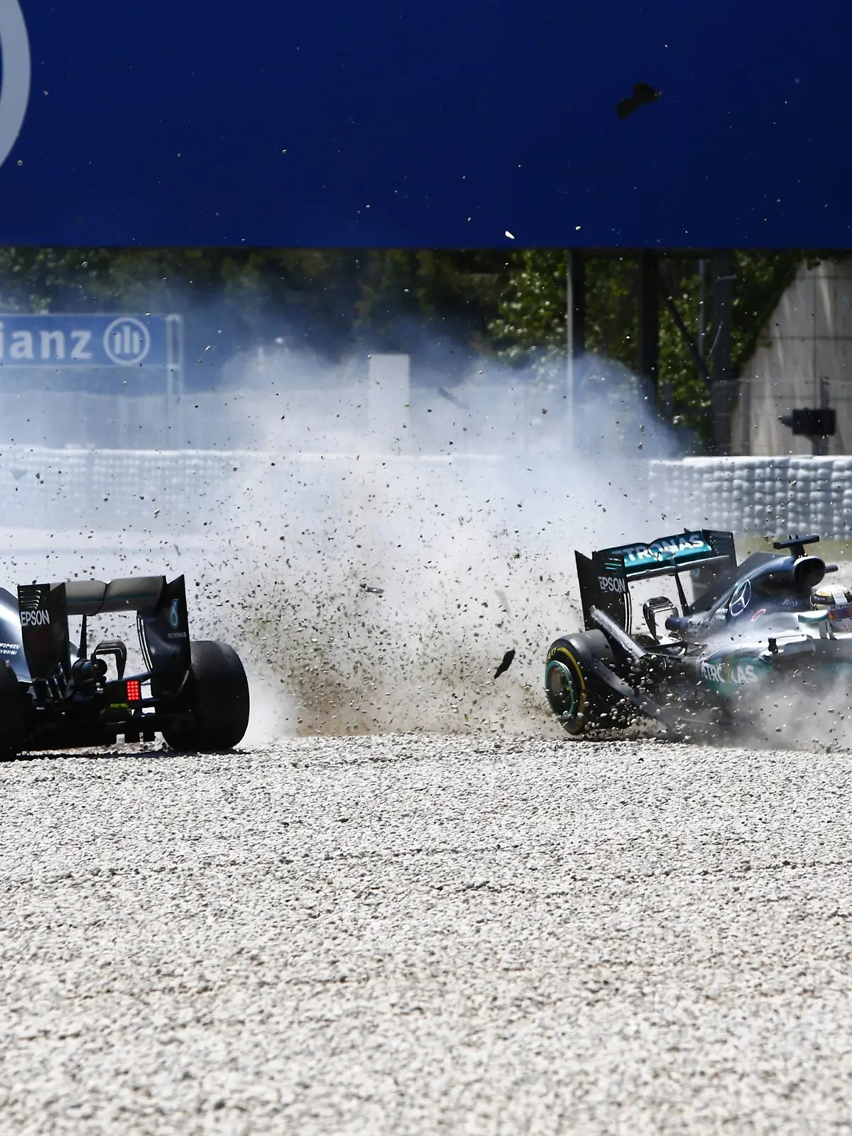 Formel 1, GP von Spanien, Unfall der beiden Mercedes in der ersten Runde  Circuit de Catalunya, Barcelona, Spain. Sunday 15 May 2016.Nico Rosberg, Mercedes F1 W07 Hybrid and Lewis Hamilton, Mercedes F1 W07 Hybrid make contact. World _L0U9895 PUBLICATIONxINxGERxSUIxAUTxHUNxONLYFormula 1 GP from Spain Accident the both Mercedes in the first Round Circuit de Catalunya Barcelona Spain Sunday 15 May 2016 Nico Rosberg Mercedes F1 W07 Hybrid and Lewis Hamilton Mercedes F1 W07 Hybrid Make Contact World  PUBLICATIONxINxGERxSUIxAUTxHUNxONLY  