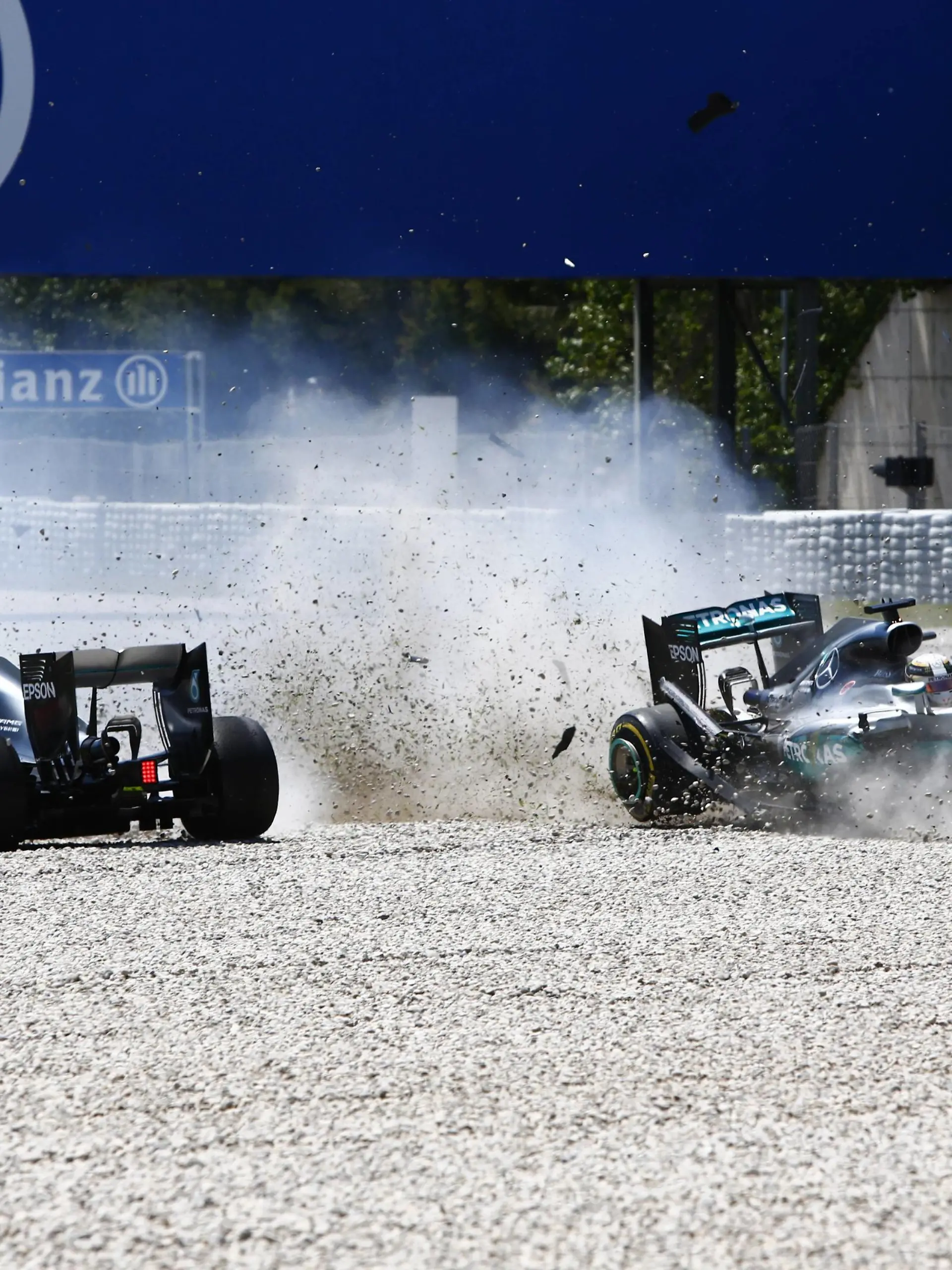 Formel 1, GP von Spanien, Unfall der beiden Mercedes in der ersten Runde  Circuit de Catalunya, Barcelona, Spain. Sunday 15 May 2016.Nico Rosberg, Mercedes F1 W07 Hybrid and Lewis Hamilton, Mercedes F1 W07 Hybrid make contact. World _L0U9895 PUBLICATIONxINxGERxSUIxAUTxHUNxONLYFormula 1 GP from Spain Accident the both Mercedes in the first Round Circuit de Catalunya Barcelona Spain Sunday 15 May 2016 Nico Rosberg Mercedes F1 W07 Hybrid and Lewis Hamilton Mercedes F1 W07 Hybrid Make Contact World  PUBLICATIONxINxGERxSUIxAUTxHUNxONLY  