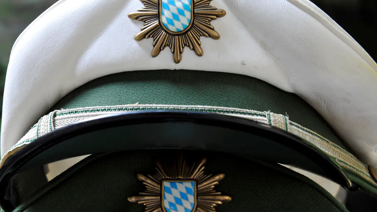 ILLUSTRATION - Polizeimützen liegen am Donnerstag (26.07.2012) auf einem Tisch einer Polizeistation in München (Oberbayern). Bayerns Polizei steht in den nächsten Jahren vor einer großen Pensionierungswelle. Bayerns Innenminister Herrmann will verhindern, dass aus Ruhestandsversetzungen ein Sicherheitsproblem wird. Foto: Frank Leonhardt dpa/lby  +++(c) dpa - Bildfunk+++