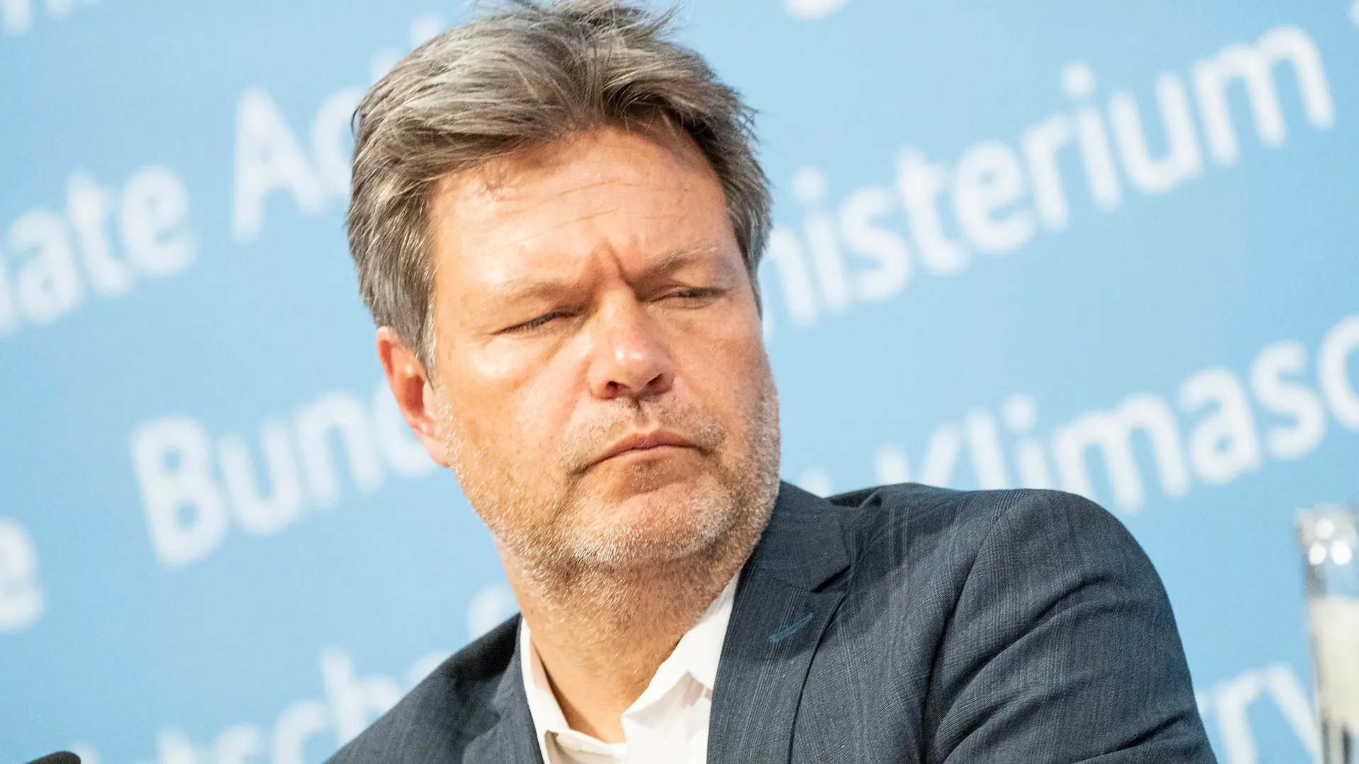 Übergabe OECD-Umweltprüfbericht an Bundesumweltministerin und und OECD-Wirtschaftsbericht an Bundeswirtschaftsminister - Robert Habeck, BundeswirtschaftsministerÜbergabe OECD-Umweltprüfbericht an Bundesumweltministerin und und OECD-Wirtschaftsbericht an Bundeswirtschaftsminister - Robert Habeck, Bundeswirtschaftsminister, Berlin Berlin Deutschland BMWI *** Handover OECD Environmental Review Report to Federal Environment Minister and and OECD Economic Report to Federal Economics Minister Robert Habeck, Federal Economics Minister Handover OECD Environmental Review Report to Federal Environment Minister and and OECD Economic Report to Federal Economics Minister Robert Habeck, Federal Economics Minister, Berlin Berlin Germany BMWI