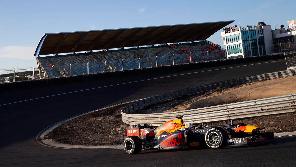04.03.2020, Niederlande, Zandvoort: Formel 1: Testfahrt während der offiziellen Präsentation der renovierten F1-Strecke im Strandbad Zandvoort: Max Verstappen aus den Niederlanden vom Team Red Bull Racing testet die renovierte Rennstrecke. Die neue Saison in der Formel 1 startet am 15. März 2020 im australischen Melbourne. Foto: Peter Dejong/AP/dpa +++ dpa-Bildfunk +++
