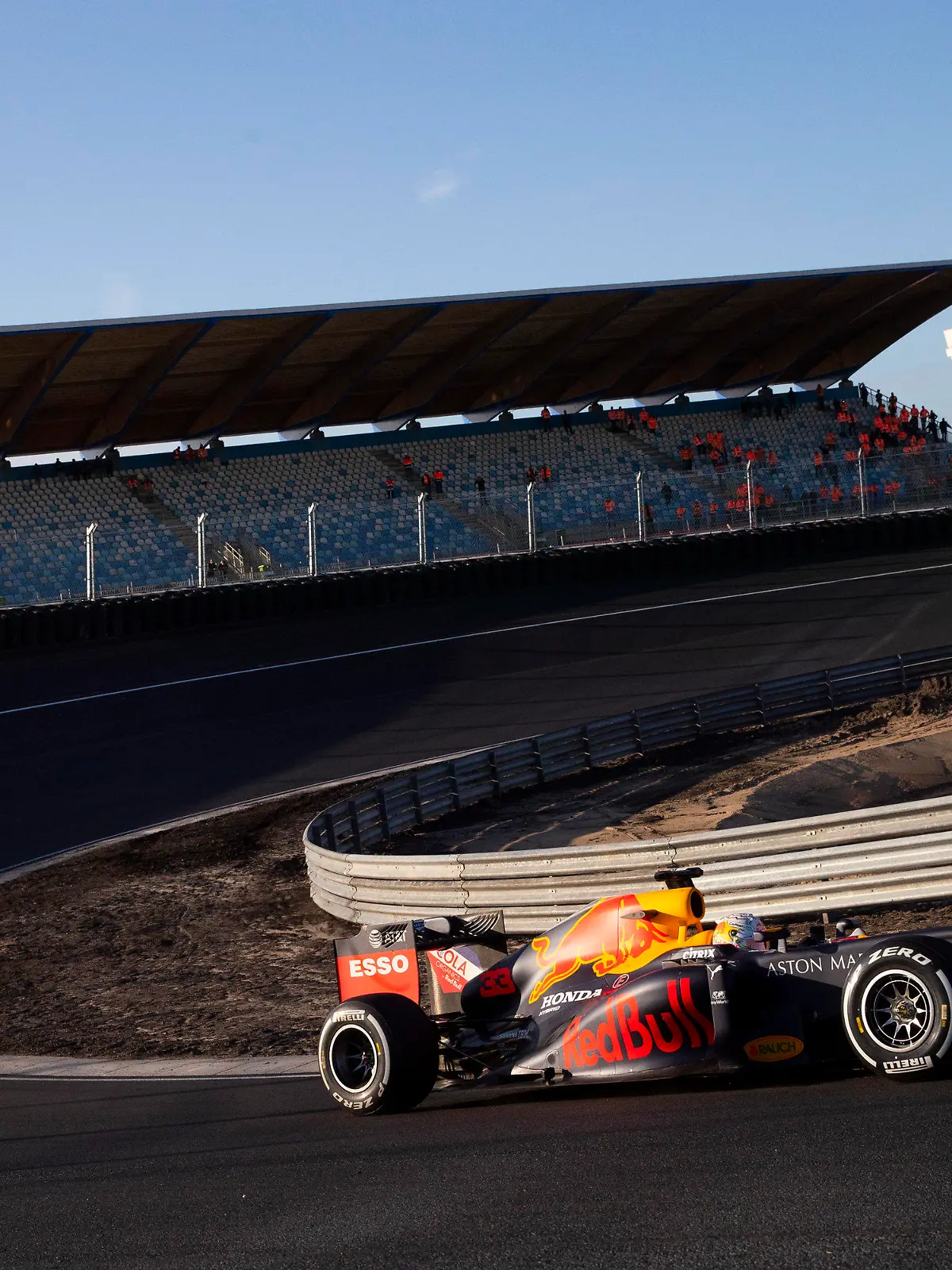 04.03.2020, Niederlande, Zandvoort: Formel 1: Testfahrt während der offiziellen Präsentation der renovierten F1-Strecke im Strandbad Zandvoort: Max Verstappen aus den Niederlanden vom Team Red Bull Racing testet die renovierte Rennstrecke. Die neue Saison in der Formel 1 startet am 15. März 2020 im australischen Melbourne. Foto: Peter Dejong/AP/dpa +++ dpa-Bildfunk +++