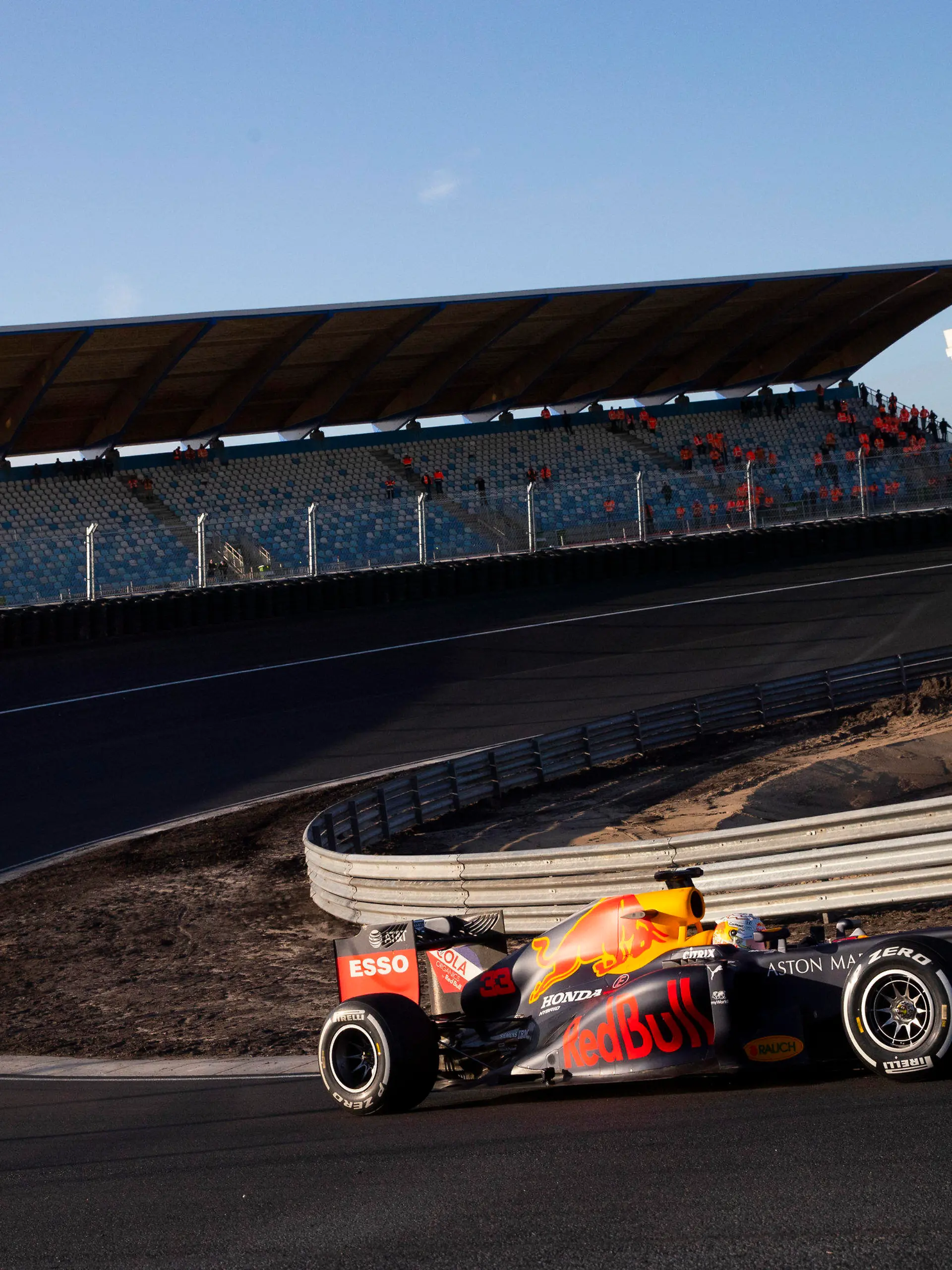04.03.2020, Niederlande, Zandvoort: Formel 1: Testfahrt während der offiziellen Präsentation der renovierten F1-Strecke im Strandbad Zandvoort: Max Verstappen aus den Niederlanden vom Team Red Bull Racing testet die renovierte Rennstrecke. Die neue Saison in der Formel 1 startet am 15. März 2020 im australischen Melbourne. Foto: Peter Dejong/AP/dpa +++ dpa-Bildfunk +++