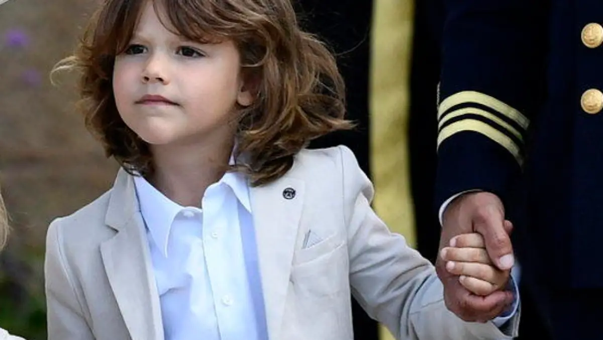 14.08.2021, Schweden, Stockholm: Prinzessin Sofia (3.v.l) von Schweden hält Prinz Julian von Schweden im Arm für ein Foto mit Prinz Gabriel (M,vorne) von Schweden, Prinz Alexander (2.v.r) von Schweden und Prinz Carl Philip von Schweden nach der Taufe von Prinz Julian vor der Kapelle des Schlosses Drottningholm. Prinz Julian ist der dritte Sohn von Prinz Carl Philip und Prinzessin Sofia. Foto: Erik Simander/TT News Agency/AP/dpa +++ dpa-Bildfunk +++