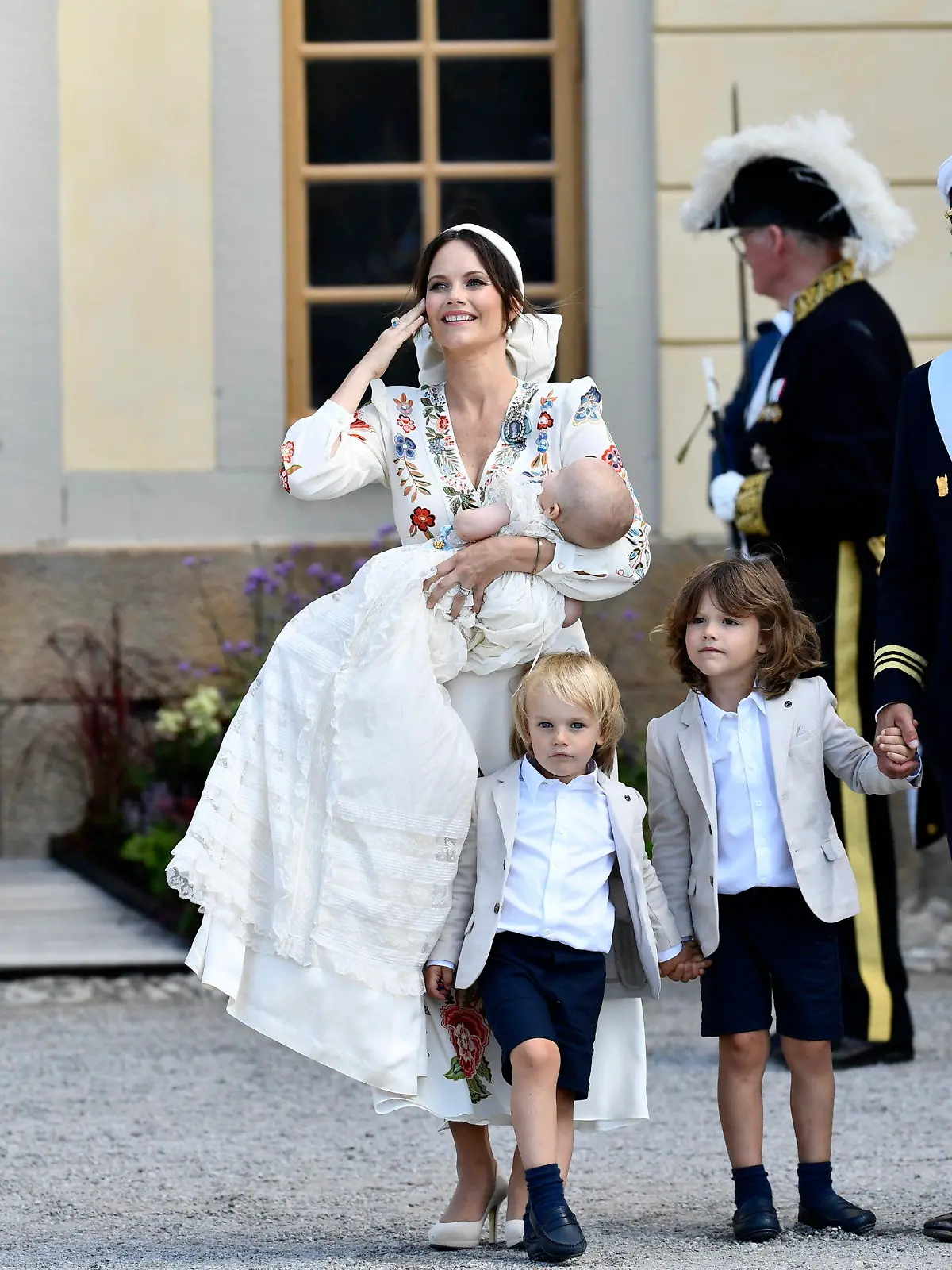 14.08.2021, Schweden, Stockholm: Prinzessin Sofia (3.v.l) von Schweden hält Prinz Julian von Schweden im Arm für ein Foto mit Prinz Gabriel (M,vorne) von Schweden, Prinz Alexander (2.v.r) von Schweden und Prinz Carl Philip von Schweden nach der Taufe von Prinz Julian vor der Kapelle des Schlosses Drottningholm. Prinz Julian ist der dritte Sohn von Prinz Carl Philip und Prinzessin Sofia. Foto: Erik Simander/TT News Agency/AP/dpa +++ dpa-Bildfunk +++