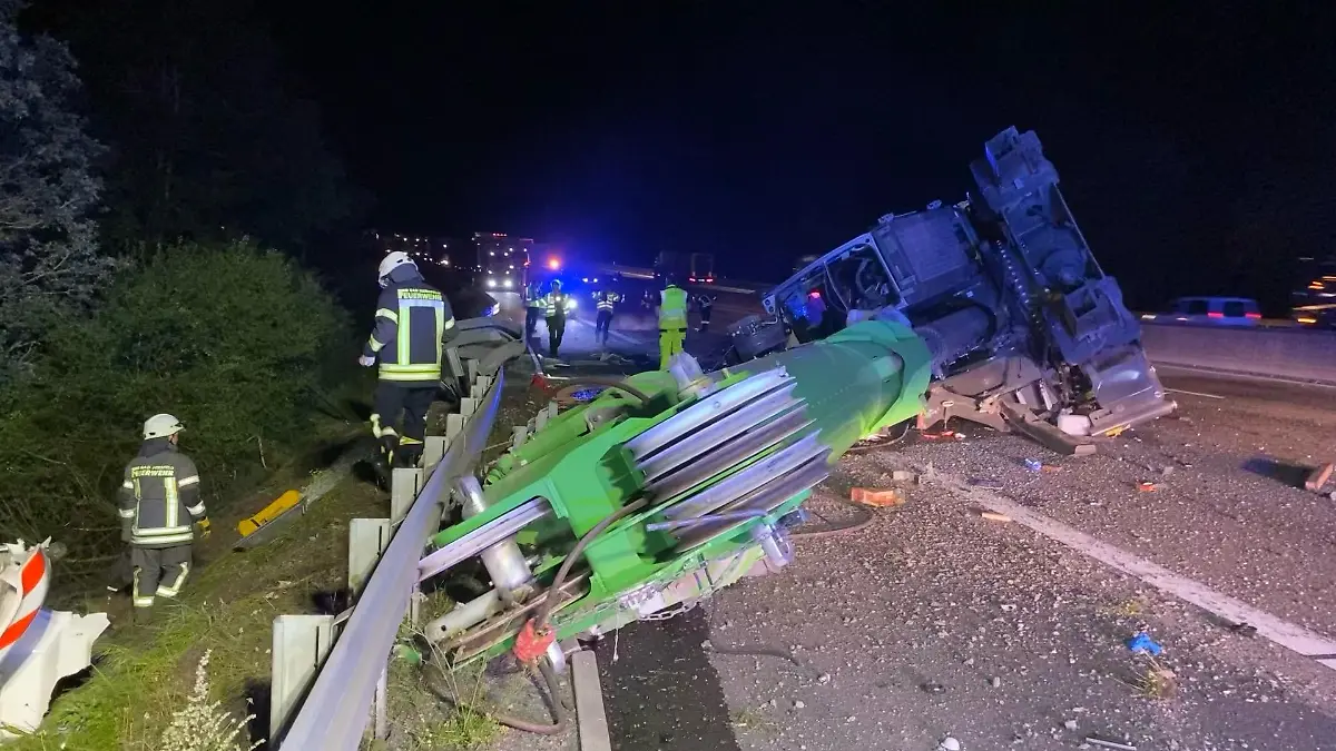 Ein Kran liegt auf der Autobahn