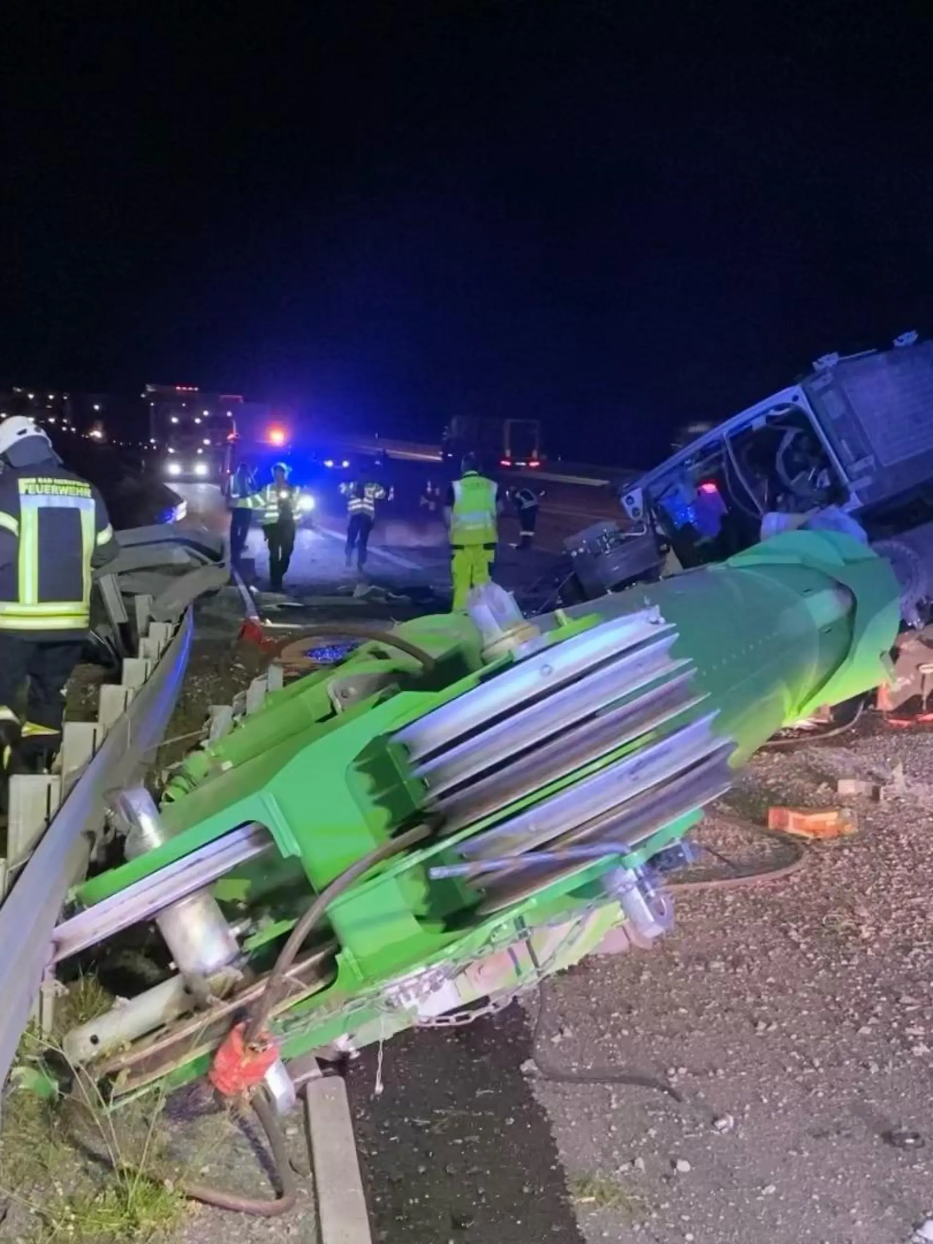 Ein Kran liegt auf der Autobahn