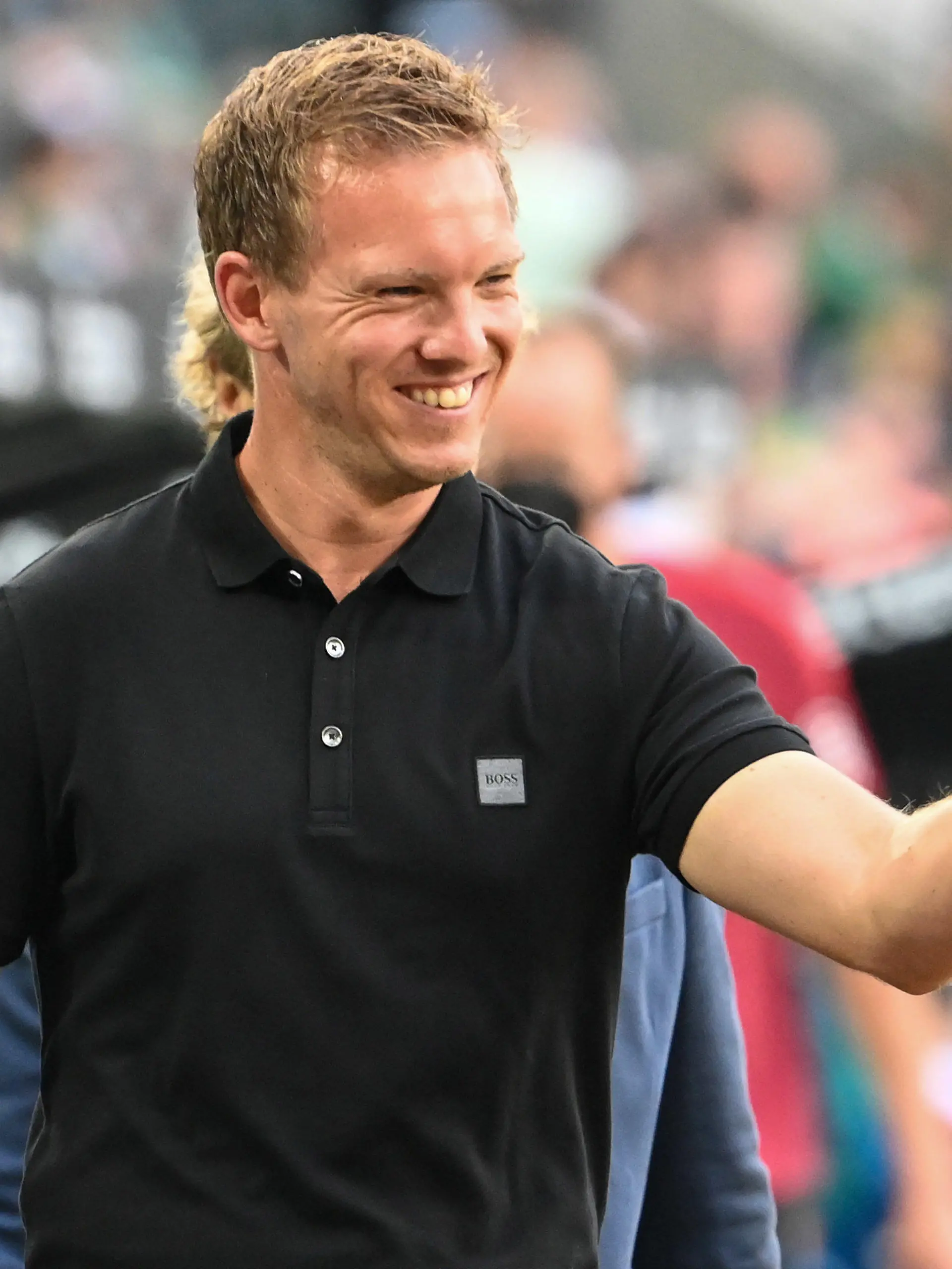 13.08.2021, Nordrhein-Westfalen, Mönchengladbach: Fußball: Bundesliga, Bor. Mönchengladbach - Bayern München, 1. Spieltag, Stadion im Borussia-Park. Münchens Cheftrainer Julian Nagelsmann begrüßt vor dem Spiel einen Bekannten. Foto: Federico Gambarini/dpa +++ dpa-Bildfunk +++
