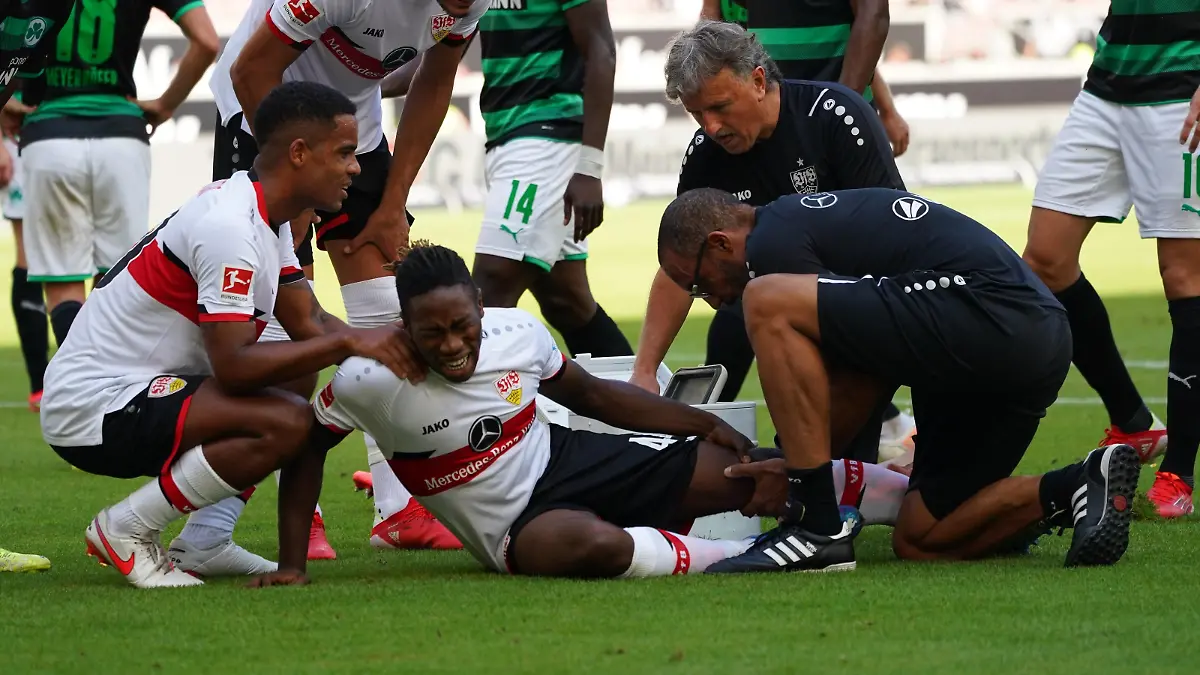 1.BL, VfB Stuttgart - SpVgg Greuther Fuerth, Saison 20/21, 1. Spieltag nach seinem Zusammenprall mit Sascha Burchert SpVgg Greuther Fuerth, muss Mohamed Sankoh VfB Stuttgartverletzt den Platz verlassen / 1.BL, VfB Stuttgart - SpVgg Greuther Fuerth, Saison 20/21, 1. Spieltag Deutschland, Mercedes Benz Arena, Stuttgart, 14.08.2021 DFB/DFL regulations prohibit any use photographs as image sequence and/or quasi-video., *** 1 BL, VfB Stuttgart SpVgg Greuther Fuerth, season 20 21, 1 matchday after his collision with Sascha Burchert SpVgg Greuther Fuerth , Mohamed Sankoh VfB Stuttgart has to leave the pitch injured 1 BL, VfB Stuttgart SpVgg Greuther Fuerth, season 20 21, 1 matchday Germany, Mercedes Benz Arena, Stuttgart, 14 08 2021 DFB DFL regulations prohibit any use photographs as image sequence and or quasi video ,