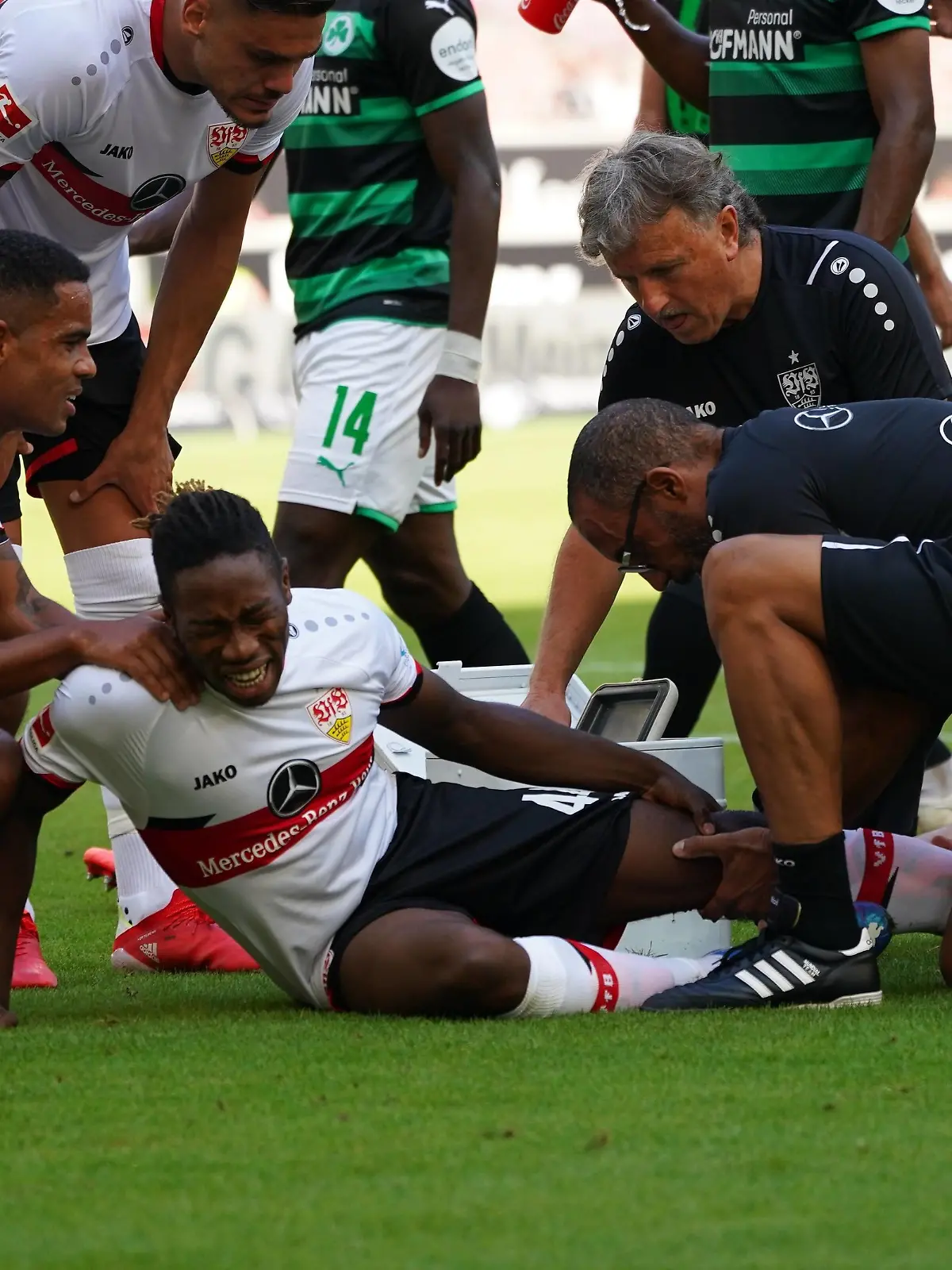 1.BL, VfB Stuttgart - SpVgg Greuther Fuerth, Saison 20/21, 1. Spieltag nach seinem Zusammenprall mit Sascha Burchert SpVgg Greuther Fuerth, muss Mohamed Sankoh VfB Stuttgartverletzt den Platz verlassen / 1.BL, VfB Stuttgart - SpVgg Greuther Fuerth, Saison 20/21, 1. Spieltag Deutschland, Mercedes Benz Arena, Stuttgart, 14.08.2021 DFB/DFL regulations prohibit any use photographs as image sequence and/or quasi-video., *** 1 BL, VfB Stuttgart SpVgg Greuther Fuerth, season 20 21, 1 matchday after his collision with Sascha Burchert SpVgg Greuther Fuerth , Mohamed Sankoh VfB Stuttgart has to leave the pitch injured 1 BL, VfB Stuttgart SpVgg Greuther Fuerth, season 20 21, 1 matchday Germany, Mercedes Benz Arena, Stuttgart, 14 08 2021 DFB DFL regulations prohibit any use photographs as image sequence and or quasi video , 