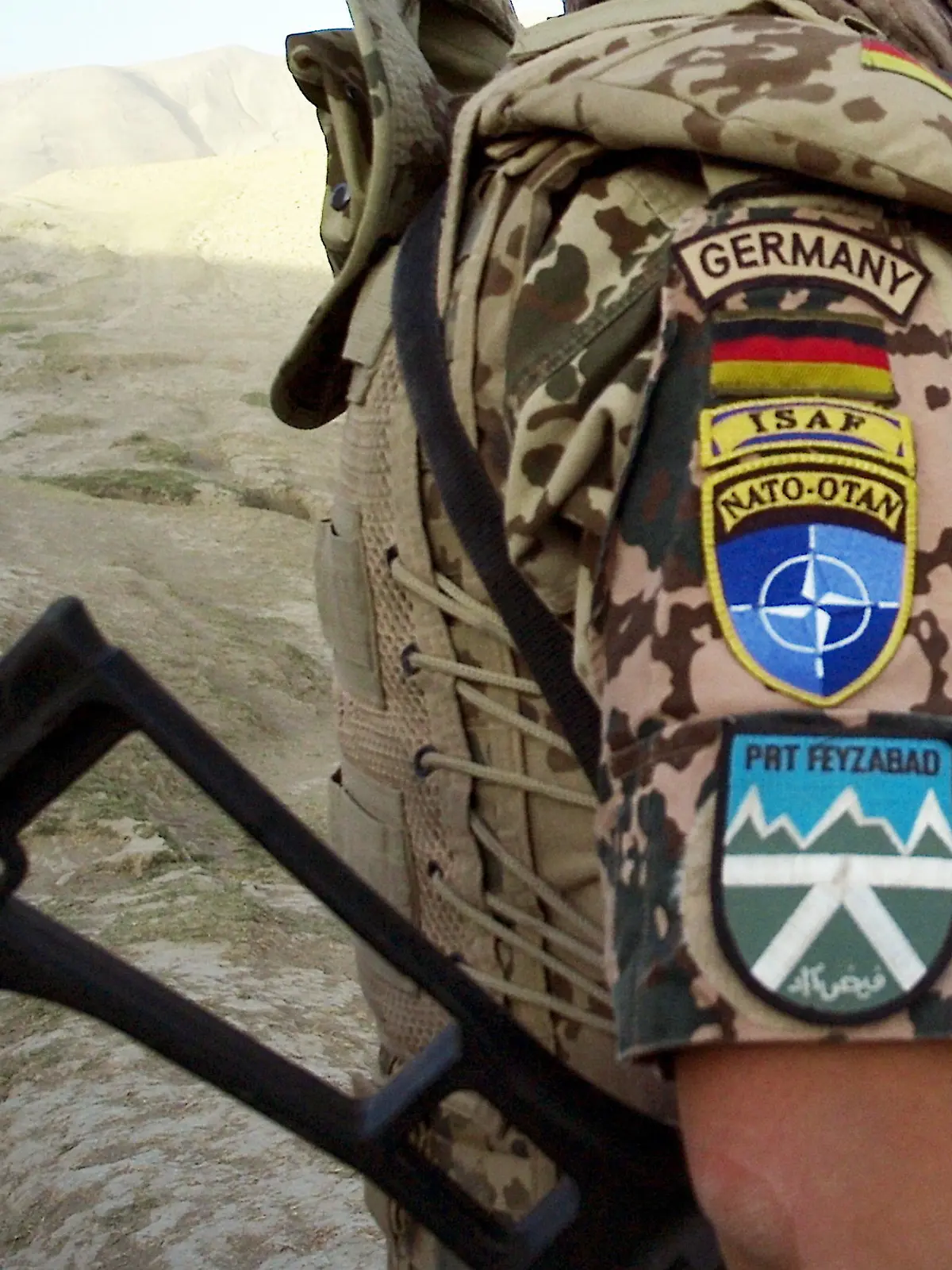 ARCHIV - 05.10.2008, Afghanistan, Faisabad: Ein Soldat des deutschen ISAF-Kontingents patrouilliert in der Umgebung von Faisabad in Afghanistan. Immer mehr Soldaten der Bundeswehr sind wegen einsatzbedingter psychischer Probleme in Behandlung. (zu dpa: Immer mehr traumatisierte Soldaten in Behandlung) Foto: Maurizio Gambarini/dpa +++ dpa-Bildfunk +++