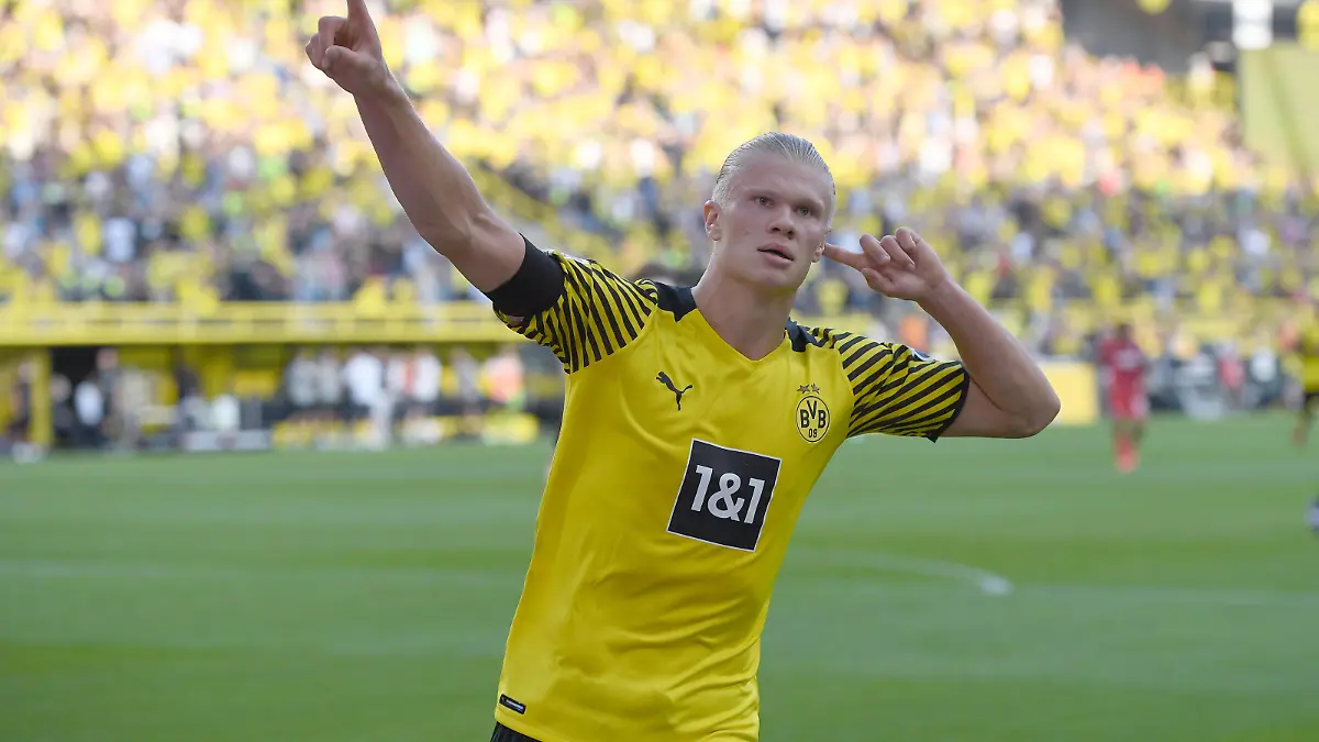Fußball 1. Bundesliga 1. Spieltag Borussia Dortmund - Eintracht Frankfurt am 14.08.2021 im Signal Iduna Park in Dortmund Torjubel zum 3:1 durch Erling Haaland Dortmund DFL regulations prohibit any use of photographs as image sequences and/or quasi-video. *** Fußball 1 Bundesliga 1 Spieltag Borussia Dortmund Eintracht Frankfurt am 14 08 2021 im Signal Iduna Park in Dortmund Torjubel zum 3 1 durch Erling Haaland Dortmund DFL regulations prohibit any use of photographs as image sequences and or quasi video xRx