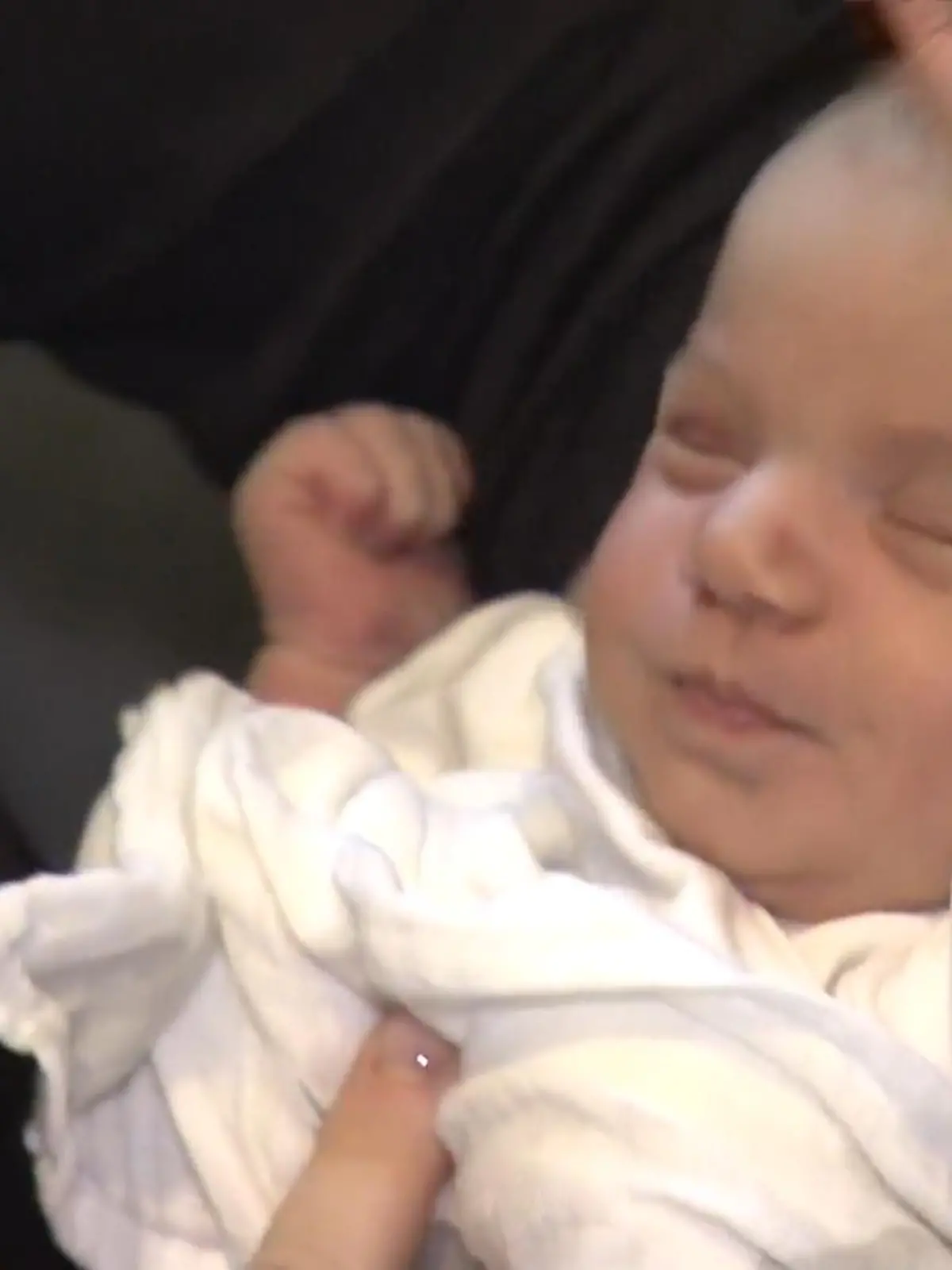 Bild zu: "Baby Lou eine Woche nach Flut geboren "