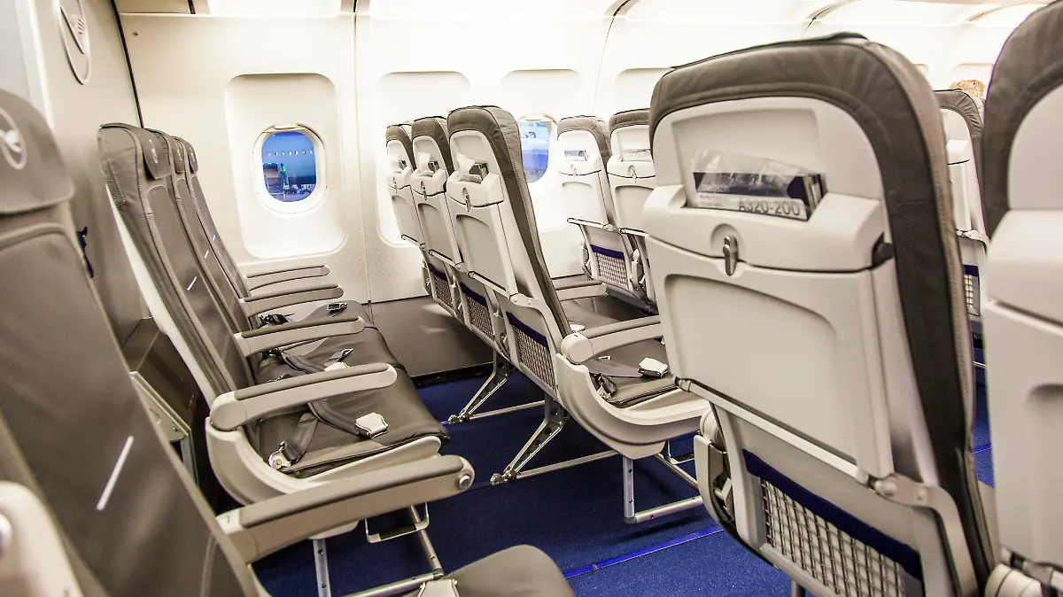 Flugzeuginnenraum mit leeren Sitzen