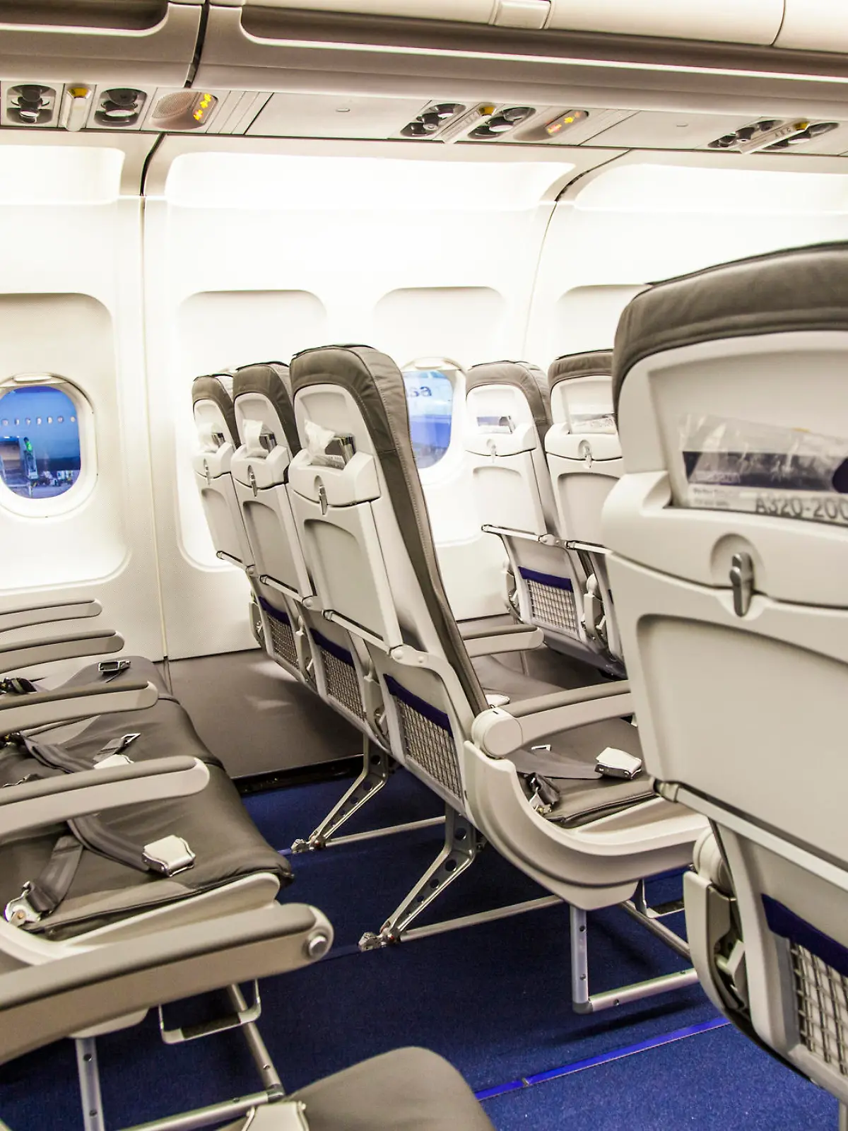 Flugzeuginnenraum mit leeren Sitzen