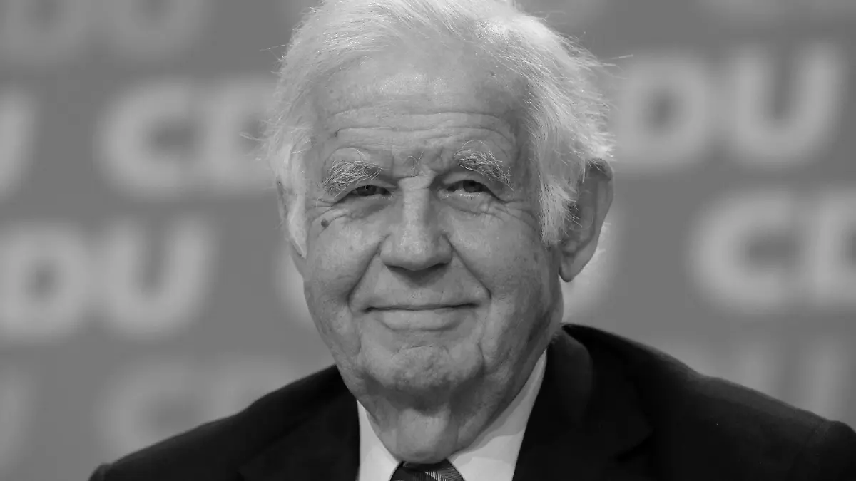 ARCHIV - 13.06.2015, Nordrhein-Westfalen, Essen: Kurt Biedenkopf aufgenommen am 13.06.2015 in Essen (Nordrhein-Westfalen) auf dem 37. Landesparteitag der CDU.  Der frühere sächsische Ministerpräsident Kurt Biedenkopf ist tot. Er sei am Donnerstagabend im Alter von 91 Jahren im Kreis seiner Familie friedlich eingeschlafen, teilte die Staatskanzlei in Dresden im Auftrag der Familie am Freitag mit. Foto: Roland Weihrauch/dpa +++ dpa-Bildfunk +++