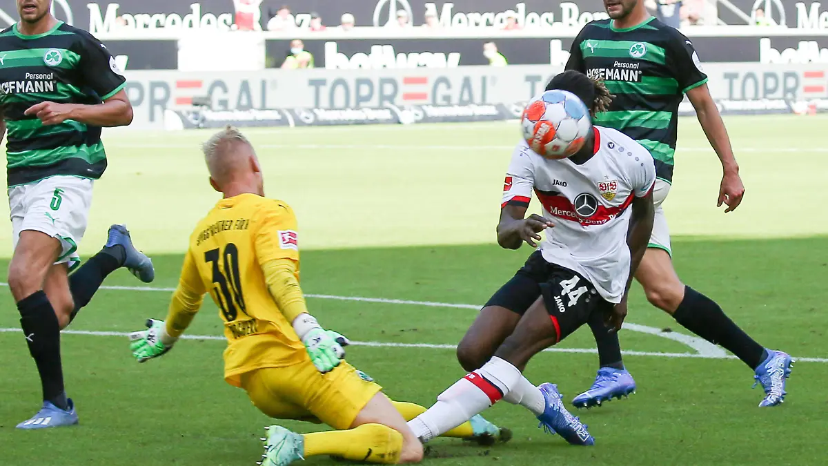 14.08.2021, Deutschland, Fußball Bundesliga, VfB Stuttgart vs. SpVgg Greuther Fürth, Mohamed Sankoh VfB muß verletzt vom Platz, verletzung, verletzt sich nach dem zusammenprall mit Torhüter Sascha Burchert Fürth DFL REGULATIONS PROHIBIT ANY USE OF PHOTOGRAPHS AS IMAGE SEQUENCES AND/OR QUASI-VIDEO. *** DFL REGULATIONS PROHIBIT ANY USE OF PHOTOGRAPHS AS IMAGE SEQUENCES AND OR QUASI VIDEO *** 14 08 2021, Germany, Football Bundesliga, VfB Stuttgart vs SpVgg Greuther Fürth, Mohamed Sankoh VfB has to leave the field injured, injury, injured after collision with goalkeeper Sascha Burchert Fürth DFL REGULATIONS PROHIBIT ANY USE OF PHOTOGRAPHS AS IMAGE SEQUENCES AND OR QUASI VIDEO DFL REGULATIONS PROHIBIT ANY USE OF PHOTOGRAPHS AS IMAGE SEQUENCES AND OR QUASI VIDEO