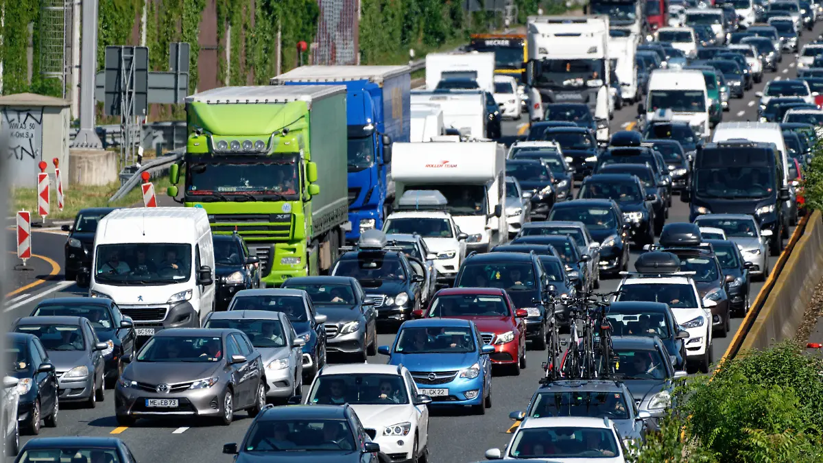 Autos stauen sich auf der A3 Richtung Süden bei Köln
