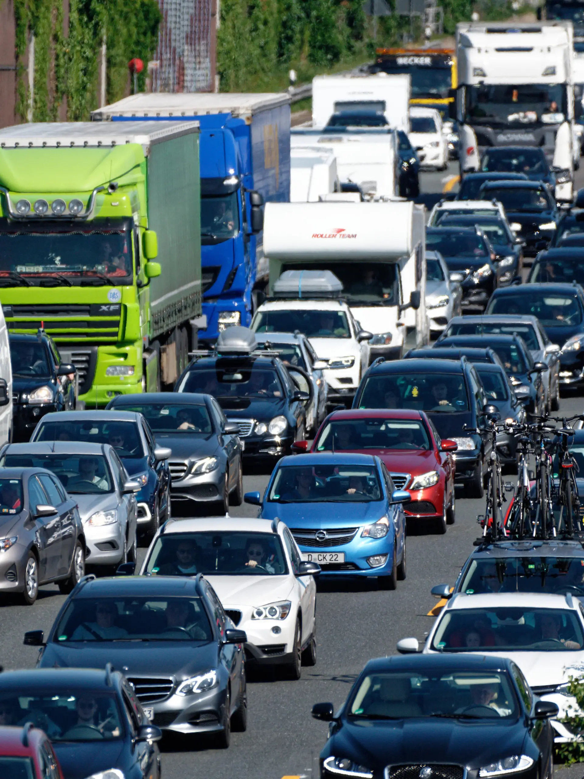 Autos stauen sich auf der A3 Richtung Süden bei Köln