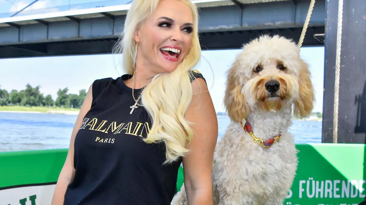Daniela Denise Katzenberger mit Hund Teddy das Model eroeffnet die erste schwimmende Hundwiese der Welt zum 20 jaehrigen Jubilauum von zooplus 1000 qm grosser schwimmender Ponton mit gruenem Rollrasen Hundeparcopur an der Duesseldorfer Hafenpromenade
