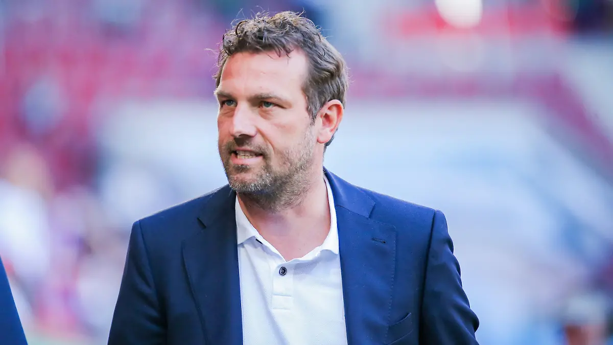 ARCHIV - 20.04.2019, Bayern, Augsburg: Fußball: Bundesliga, FC Augsburg - VfB Stuttgart 30. Spieltag in der WWK-Arena. Markus Weinzierl, Trainer von VfB Stuttgart steht am Spielfeldrand. (zu dpa: "Spekulationen über Rückkehr von Weinzierl nach Augsburg") Foto: Tom Weller/dpa +++ dpa-Bildfunk +++