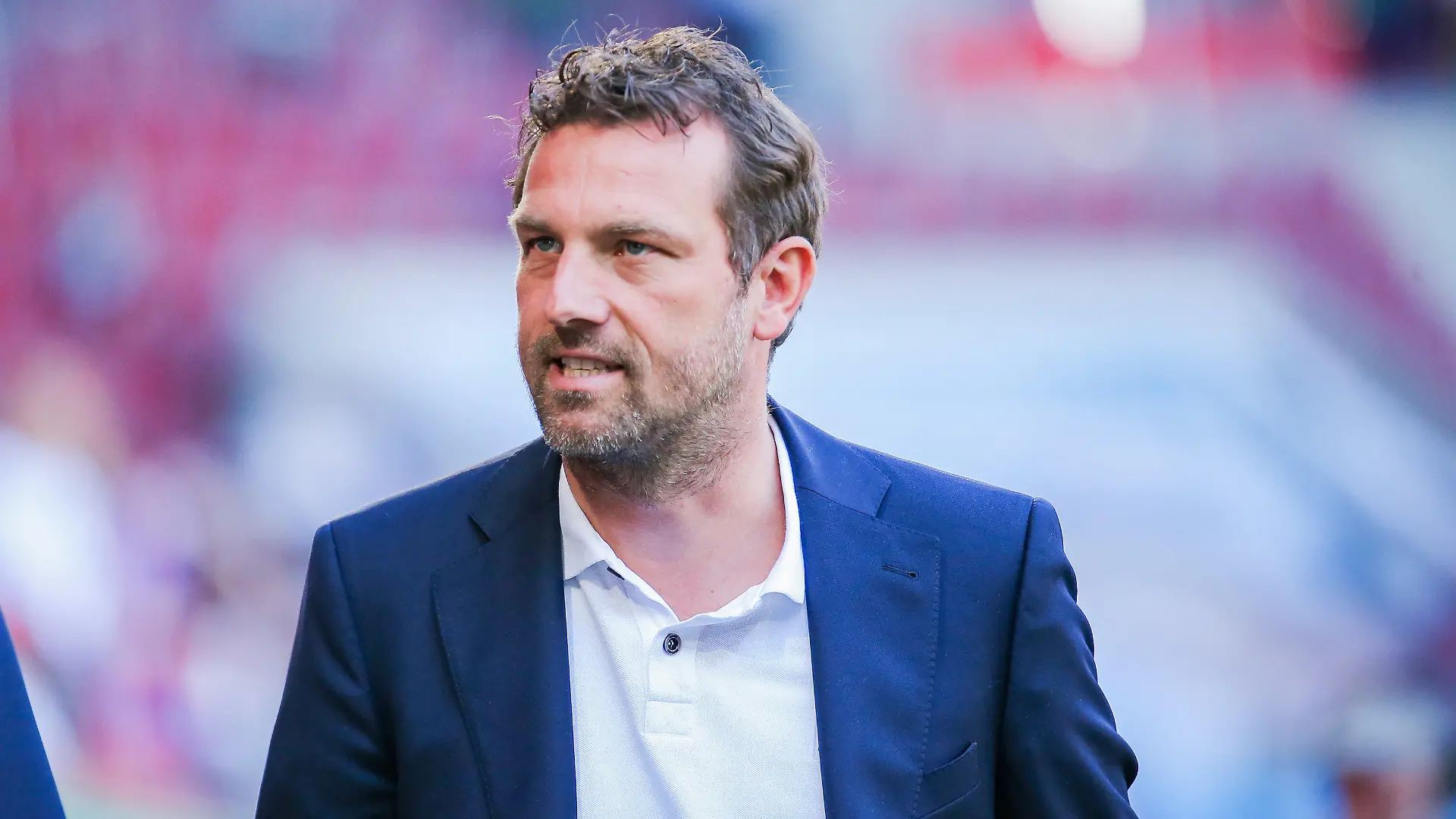 ARCHIV - 20.04.2019, Bayern, Augsburg: Fußball: Bundesliga, FC Augsburg - VfB Stuttgart 30. Spieltag in der WWK-Arena. Markus Weinzierl, Trainer von VfB Stuttgart steht am Spielfeldrand. (zu dpa: "Spekulationen über Rückkehr von Weinzierl nach Augsburg") Foto: Tom Weller/dpa +++ dpa-Bildfunk +++