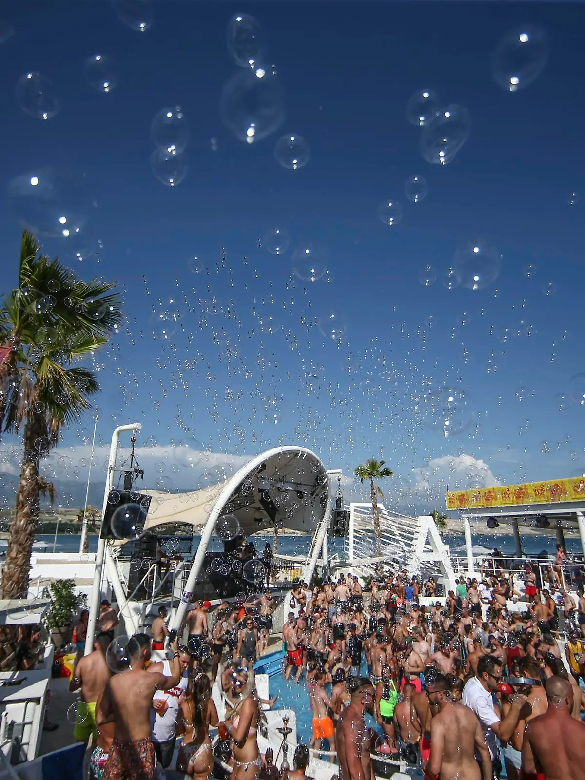 Das Strandfestival auf der Insel Pag ist besonders bei österreichischen Urlaubern beliebt. In der vergangenen Woche haben auch Besucher aus Bayern am Strand von Novalja gefeiert und sich mit Corona infiziert.