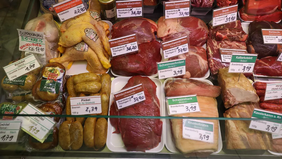Zahlreiche Fleischsorten vom Wild sind in der Auslage der Fleischerei Wild & Geflügel Albrecht in der Akazienstraße zu sehen. Die Preise für Reh und Wildschwein sind zuletzt kräftig gestiegen, doch Wild ist gefragt. (zu dpa «Rehrücken und Wildschweinkeule: Begehrt, aber rar»)