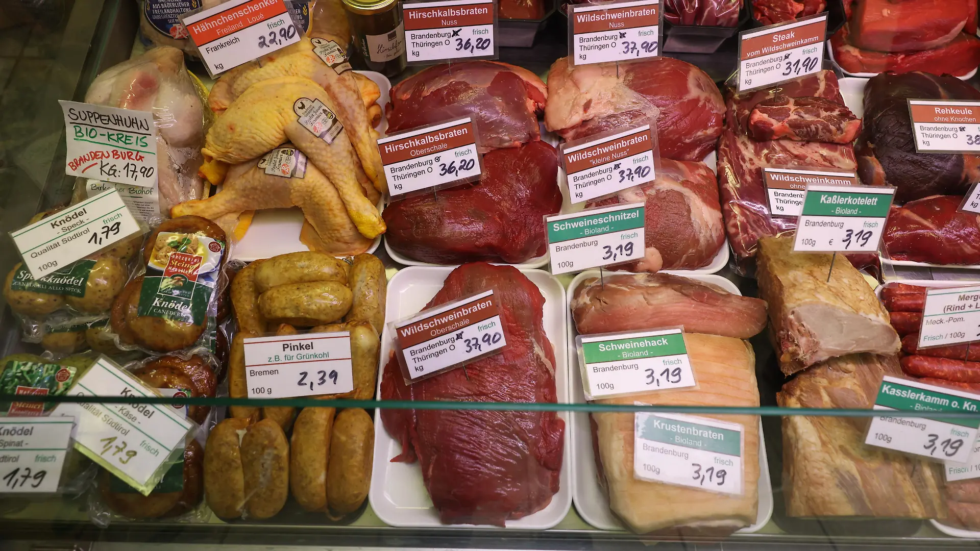 Zahlreiche Fleischsorten vom Wild sind in der Auslage der Fleischerei Wild & Geflügel Albrecht in der Akazienstraße zu sehen. Die Preise für Reh und Wildschwein sind zuletzt kräftig gestiegen, doch Wild ist gefragt. (zu dpa «Rehrücken und Wildschweinkeule: Begehrt, aber rar»)