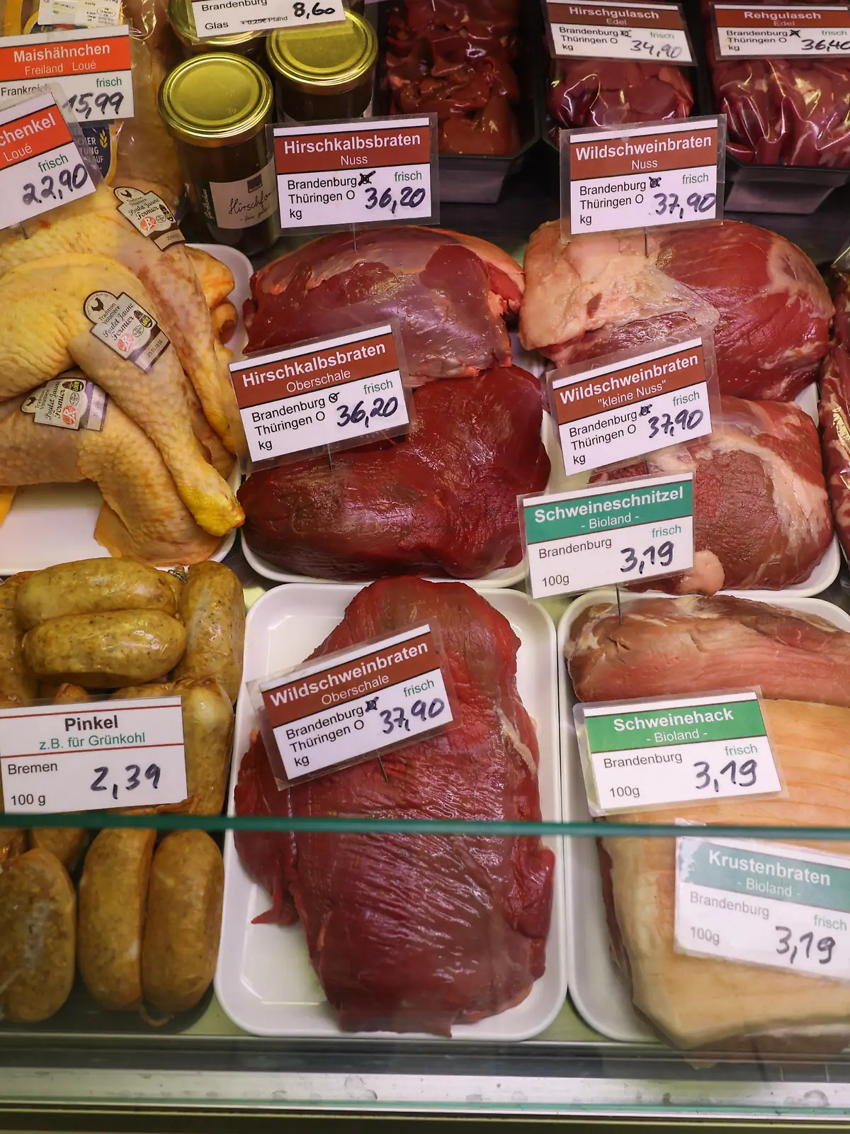 Zahlreiche Fleischsorten vom Wild sind in der Auslage der Fleischerei Wild & Geflügel Albrecht in der Akazienstraße zu sehen. Die Preise für Reh und Wildschwein sind zuletzt kräftig gestiegen, doch Wild ist gefragt. (zu dpa «Rehrücken und Wildschweinkeule: Begehrt, aber rar»)