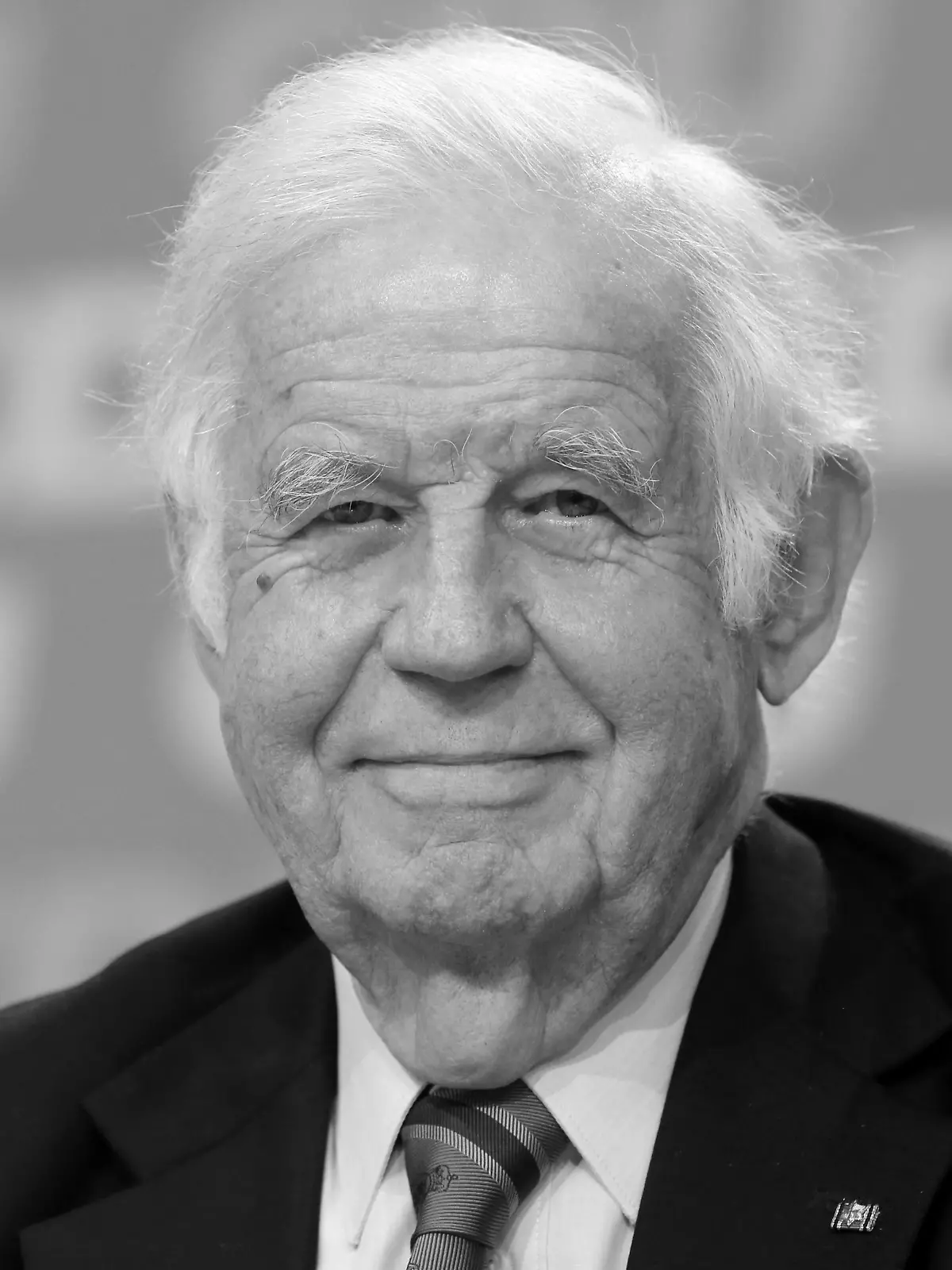 ARCHIV - 13.06.2015, Nordrhein-Westfalen, Essen: Kurt Biedenkopf aufgenommen am 13.06.2015 in Essen (Nordrhein-Westfalen) auf dem 37. Landesparteitag der CDU.  Der frühere sächsische Ministerpräsident Kurt Biedenkopf ist tot. Er sei am Donnerstagabend im Alter von 91 Jahren im Kreis seiner Familie friedlich eingeschlafen, teilte die Staatskanzlei in Dresden im Auftrag der Familie am Freitag mit. Foto: Roland Weihrauch/dpa +++ dpa-Bildfunk +++
