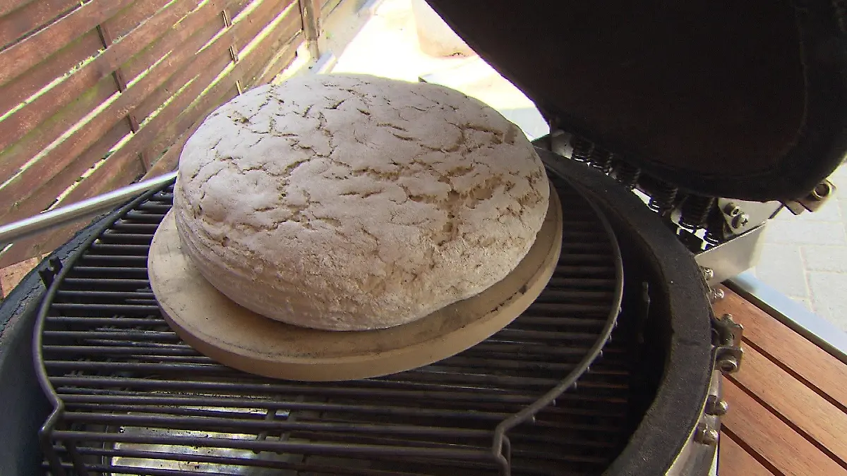 Einfach mal beim Bäcker des vertrauens fragen, ob man ein bisschen was von seinem Sauerteig abbekommen kann. Dann klappt das Brot bestimmt.