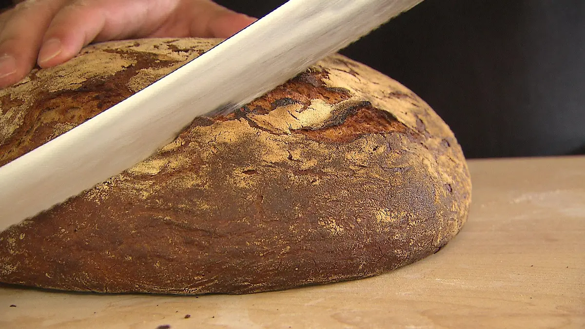 So sieht das Sauerteigbrot vom Grill aus.