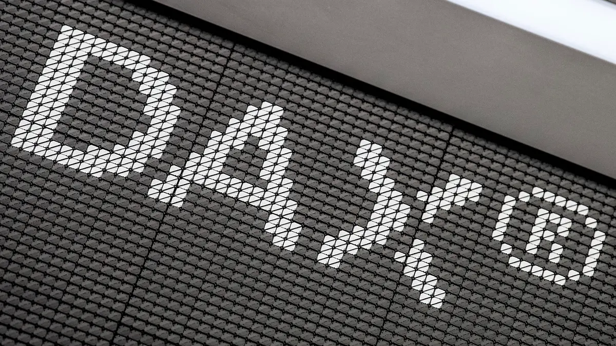 ARCHIV - 17.05.2021, Hessen, Frankfurt/Main: Der Schriftzug «DAX» im Handelssaal der Deutschen Börse in Frankfurt. (zu dpa: "Dax erstmals über 16 000 Punkten") Foto: Boris Roessler/dpa +++ dpa-Bildfunk +++