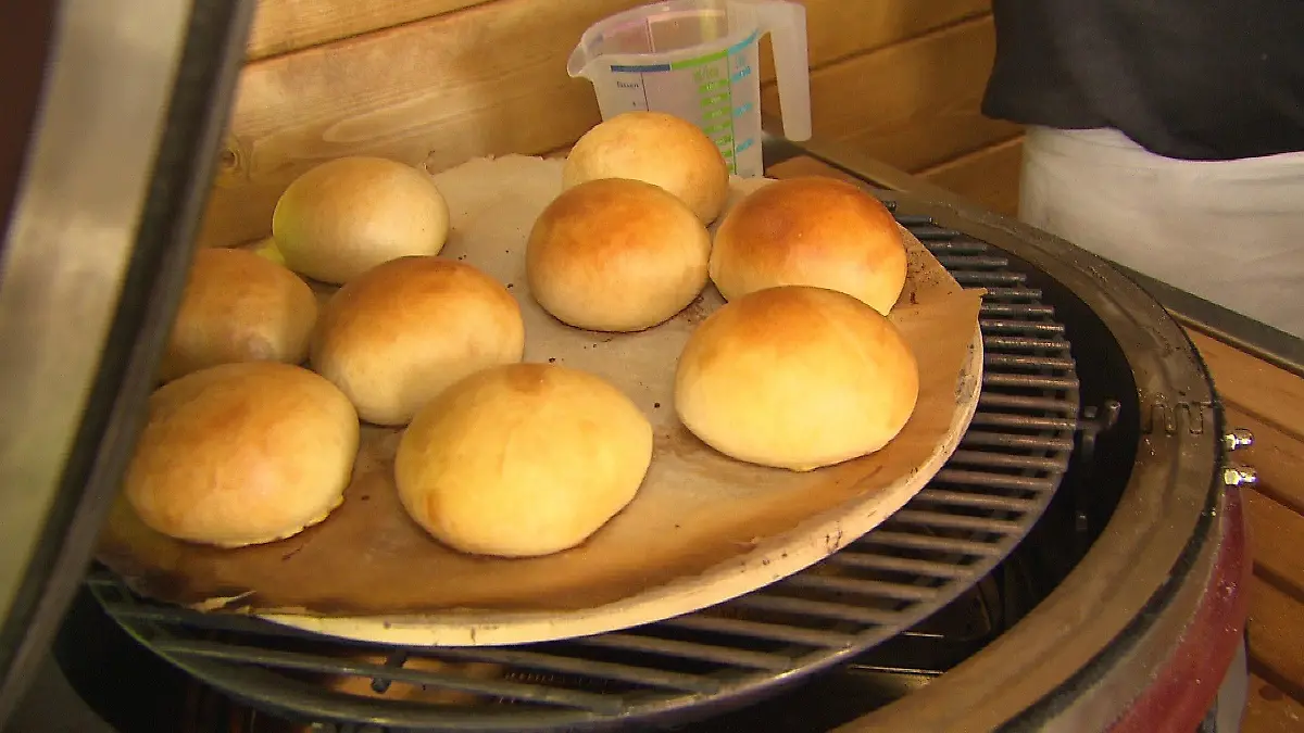 Selbstgemachte Burgerbuns vom Grill dauern mit Vorbereitungszeit etwa zwei Stunden.