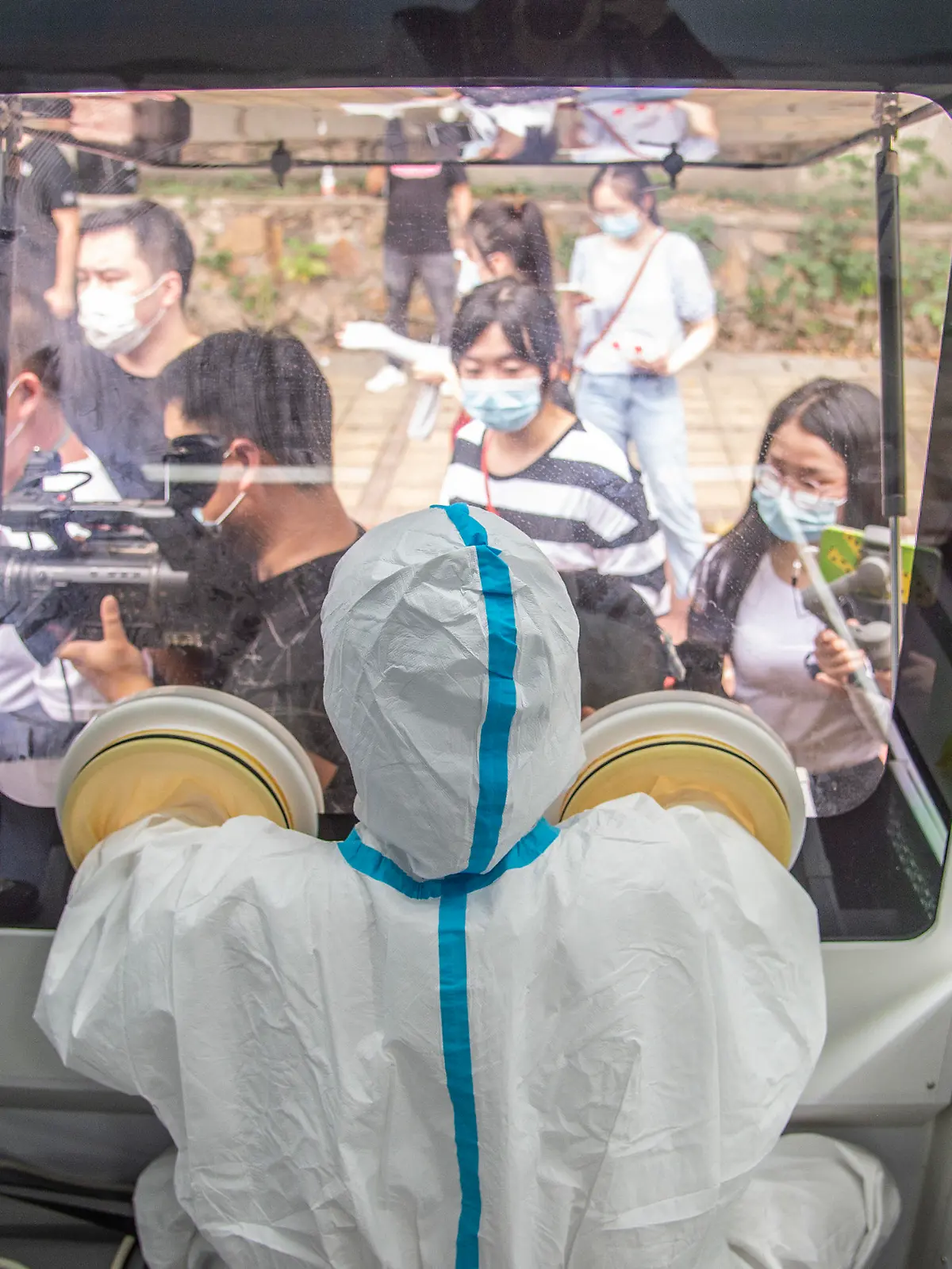 05.08.2021, China, Wuhan: Ein medizinischer Mitarbeiter arbeitet in einem mobilen Labor für COVID-19-Tests im Wuchang-Distrikt von Wuhan. Als Reaktion auf die sich auch in China verbreitende Delta-Variante des Coronavirus lässt das einstige Pandemie-Epizentrum Wuhan seine gesamte Bevölkerung testen. Foto: Wu Zhizun/XinHua/dpa +++ dpa-Bildfunk +++