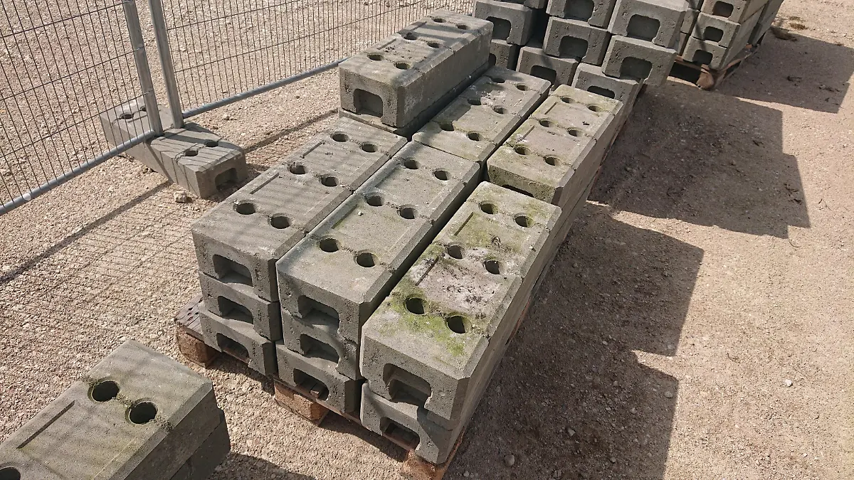 Solche Betonfüße soll der Beschuldigte in in verschiedenen Baumärkten der Region sowie im Bereich Bitterfeld (Sachsen-Anhalt) gekauft haben.