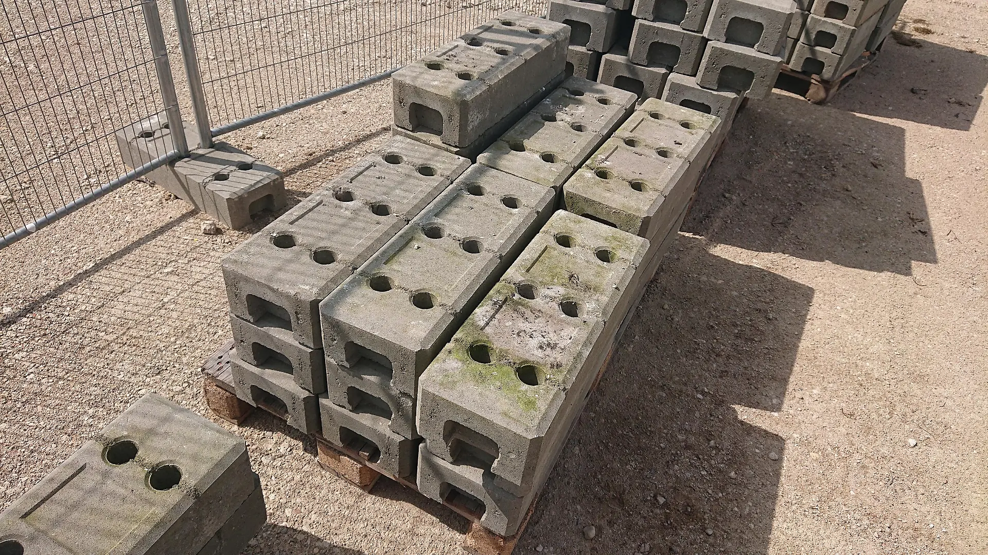 Solche Betonfüße soll der Beschuldigte in in verschiedenen Baumärkten der Region sowie im Bereich Bitterfeld (Sachsen-Anhalt) gekauft haben.