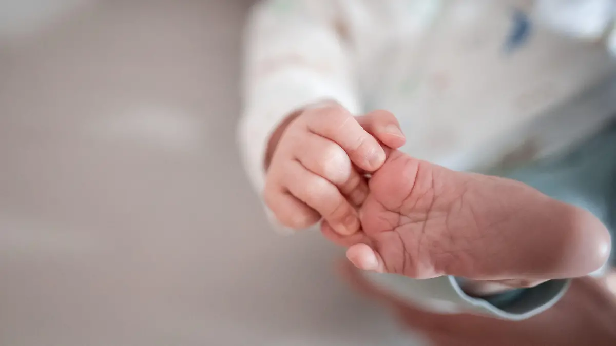 30.12.2019, Nordrhein-Westfalen, Oberhausen: Ein Baby greift mit den Fingern nach seinem Fuß. Am 30.12.2019 wurde in Ahrensburg (Schleswig-Holstein) die Statistik des Hobby-Namensforschers Knud Bielefeld zu den beliebtesten Vornamen im Jahr 2019 veröffentlicht. Foto: Fabian Strauch/dpa +++ dpa-Bildfunk +++
